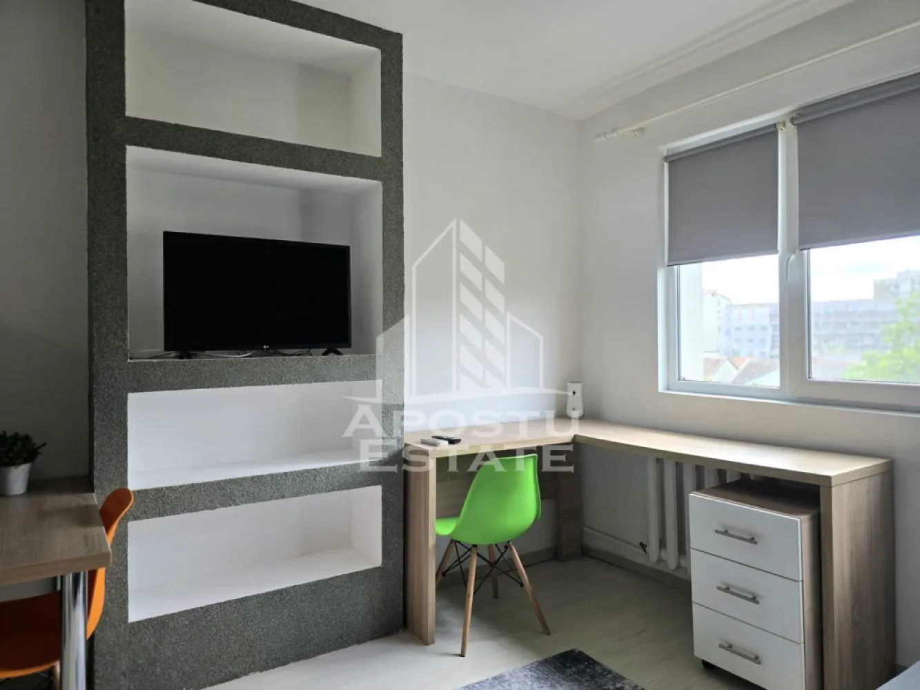 Garsoniera, de inchiriat, in zona UTA - APOSTU ESTATE va propune spre inchiriere o garsoniera situata in zona UTA, din Arad.
Garsoniera se inchireaza complet mobilata si utilata.
Imobilul este situat la etajul 3/4 si are 16 mp construiti.
Compartimentare:
- hol acces.
- bucatarie.
- dormitor.
- baie cu cabina de dus
Vecinatati:
-scoli, gradinite, magazine, transport in comun.
Detalii:
- Confortul termic se realizeaza prin intermediul C.E.T. Garsoniera beneficiaza si de aparat de aer conditionat.
Utilitati complete: curent, apa de la retea, canalizare, internet prin fibra optica, cablu Tv.
Pentru mai multe detalii nu ezitati sa ne contactati!
Va asteptam cu drag la o vizionare !
CP3093681