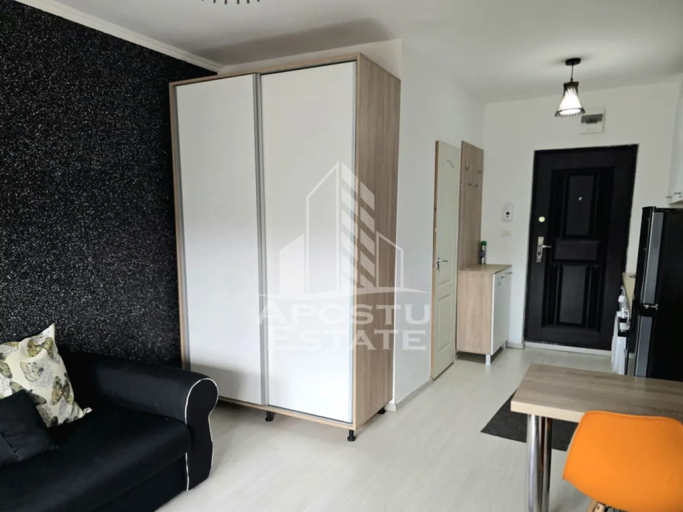Garsoniera, de inchiriat, in zona UTA - APOSTU ESTATE va propune spre inchiriere o garsoniera situata in zona UTA, din Arad.
Garsoniera se inchireaza complet mobilata si utilata.
Imobilul este situat la etajul 3/4 si are 16 mp construiti.
Compartimentare:
- hol acces.
- bucatarie.
- dormitor.
- baie cu cabina de dus
Vecinatati:
-scoli, gradinite, magazine, transport in comun.
Detalii:
- Confortul termic se realizeaza prin intermediul C.E.T. Garsoniera beneficiaza si de aparat de aer conditionat.
Utilitati complete: curent, apa de la retea, canalizare, internet prin fibra optica, cablu Tv.
Pentru mai multe detalii nu ezitati sa ne contactati!
Va asteptam cu drag la o vizionare !
CP3093681