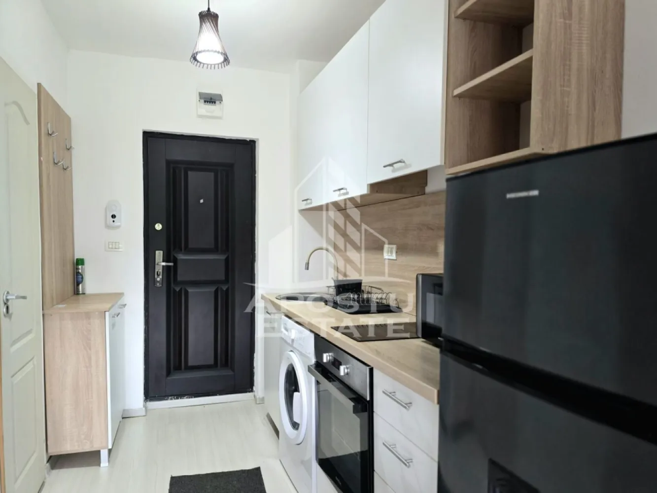 Garsoniera, de inchiriat, in zona UTA - APOSTU ESTATE va propune spre inchiriere o garsoniera situata in zona UTA, din Arad.
Garsoniera se inchireaza complet mobilata si utilata.
Imobilul este situat la etajul 3/4 si are 16 mp construiti.
Compartimentare:
- hol acces.
- bucatarie.
- dormitor.
- baie cu cabina de dus
Vecinatati:
-scoli, gradinite, magazine, transport in comun.
Detalii:
- Confortul termic se realizeaza prin intermediul C.E.T. Garsoniera beneficiaza si de aparat de aer conditionat.
Utilitati complete: curent, apa de la retea, canalizare, internet prin fibra optica, cablu Tv.
Pentru mai multe detalii nu ezitati sa ne contactati!
Va asteptam cu drag la o vizionare !
CP3093681