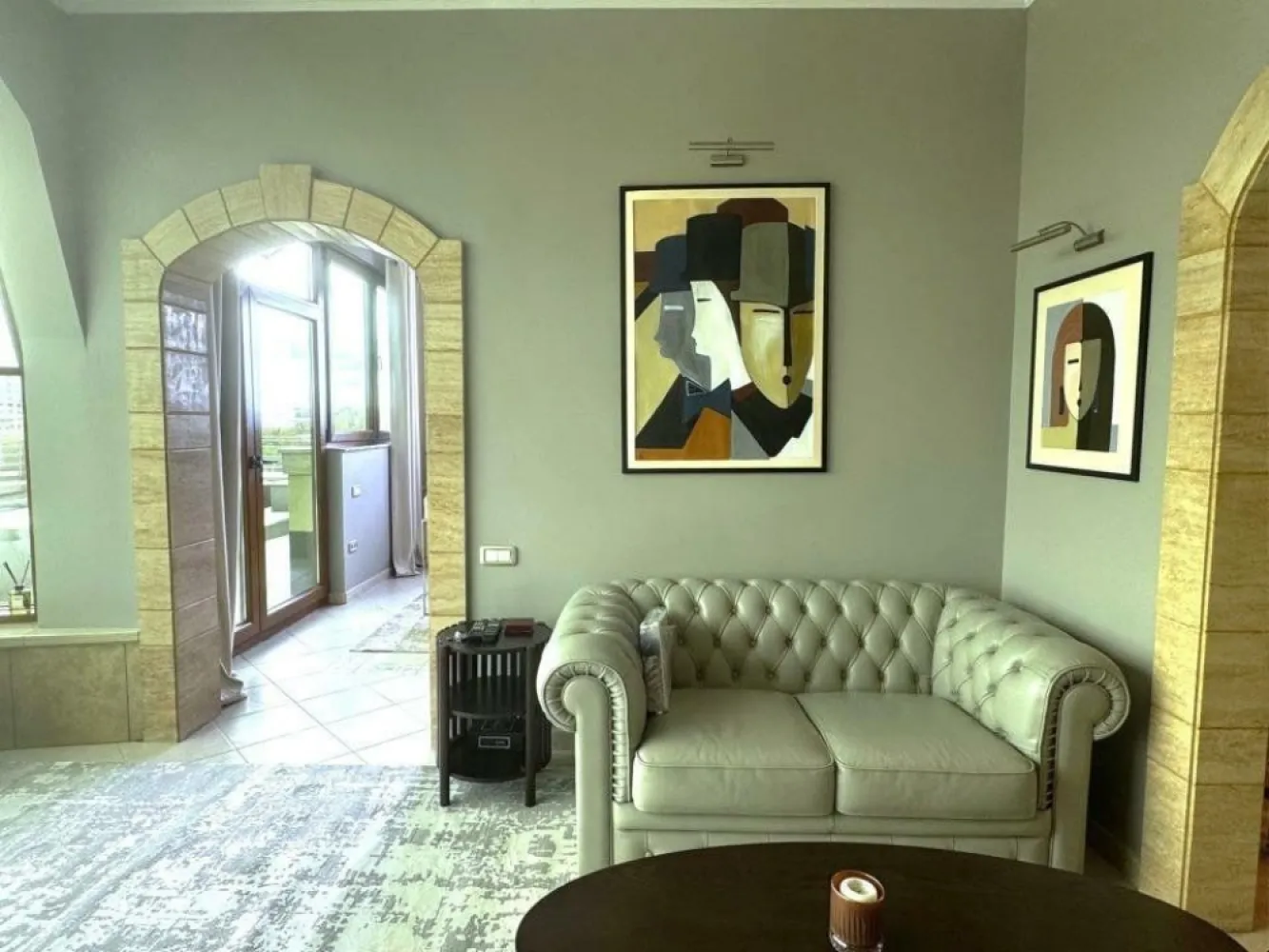 BRASADAS închiriază Penthouse cu terasa la Parcul Circului. - Agenția imobiliara BRASADAS închiriază un apartament deosebit de doua camera tip penthouse, decorat in stil neo-clasic, situat la etajul 5/5 intr-un imobil situat pe Bd. Lacul Tei (vis-Ă -vis de Circ/Parcul Circului), perfect pentru cei care apreciază rafinamentul, liniştea şi confortul.
Imobilul de tip boutique, este construit in anul 2006 si finisat cu materiale de calitate iar apartamentul este promovat spre inchiriere pentru prima data dupa ce a fost complet renovat in anul 2025.
Apartamentul are o suprafata de 82 mp utili la care se adauga o terasa de 64 mp, cu vedere panoramica spre Parcul Circului si acces din dining si din dormitor, si este compus din: 
- Un living generos, definit de arcade din piatră si ferestre panoramice. Tonurile neutre de gri şi crem sunt completate de accente şi detalii clasice reinterpretate modern. Un spaţiu vitrat spectaculos, tip orangerie, unde lumina naturală inundă întreaga zonă creează un ambient perfect pentru plante decorative sau momente de relaxare.
- O zona de dining aerisită şi primitoare si o bucătărie complet echipată, integrată într-un spaţiu arcuit ce aduce un plus de caracter întregii zone. 
- Un dormitor spaţios care creează o atmosferă luxoasă, prin combinaţia de culori , materiale şi o iluminare ambientală bine gândită. Dormitorul dispune de dulapuri încorporate generoase, organizate eficient si de o baie matrimoniala foarte spatioasa.
- O baie de serviciu compacta si eleganta pentru invitati, cu acces din hol 
Apartamentul dispune de un loc de parcare subteran, inclus in pretul chiriei si este complet mobilat si utilat cu: masina de spalat vase, masina de spalat rufe, instalatie de climatizare programabila prin aplicatie telefonica, centrala de bloc, acces cu liftul direct in apartament, instalatie audio discreta incastrata in plafon, multiple surse de lumina ambientala, internet, televiziune prin cablu, etc.
Pretul lunar al chiriei este de 1500 euro, la care se vor adauga utilitatile. (ca si exemplu, in lunile de iarna, totalul utilitatilor si al facturilor conexe a fost de aproximativ 300 euro)
Colaboram cu agentiile imobiliare, oferind un comision standard de 50% din chiria lunara.
Pentru chirias se va solicita o luna de garantie si plata in avans a chiriei lunare. 
NU acceptam sub nicio forma chiriasi cu animale de companie, experientele anterioare fiind neplacute.