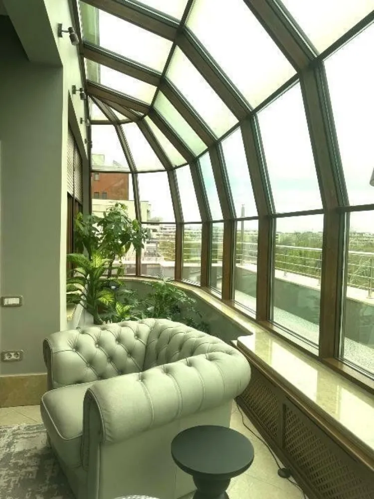 BRASADAS închiriază Penthouse cu terasa la Parcul Circului. - Agenția imobiliara BRASADAS închiriază un apartament deosebit de doua camera tip penthouse, decorat in stil neo-clasic, situat la etajul 5/5 intr-un imobil situat pe Bd. Lacul Tei (vis-Ă -vis de Circ/Parcul Circului), perfect pentru cei care apreciază rafinamentul, liniştea şi confortul.
Imobilul de tip boutique, este construit in anul 2006 si finisat cu materiale de calitate iar apartamentul este promovat spre inchiriere pentru prima data dupa ce a fost complet renovat in anul 2025.
Apartamentul are o suprafata de 82 mp utili la care se adauga o terasa de 64 mp, cu vedere panoramica spre Parcul Circului si acces din dining si din dormitor, si este compus din: 
- Un living generos, definit de arcade din piatră si ferestre panoramice. Tonurile neutre de gri şi crem sunt completate de accente şi detalii clasice reinterpretate modern. Un spaţiu vitrat spectaculos, tip orangerie, unde lumina naturală inundă întreaga zonă creează un ambient perfect pentru plante decorative sau momente de relaxare.
- O zona de dining aerisită şi primitoare si o bucătărie complet echipată, integrată într-un spaţiu arcuit ce aduce un plus de caracter întregii zone. 
- Un dormitor spaţios care creează o atmosferă luxoasă, prin combinaţia de culori , materiale şi o iluminare ambientală bine gândită. Dormitorul dispune de dulapuri încorporate generoase, organizate eficient si de o baie matrimoniala foarte spatioasa.
- O baie de serviciu compacta si eleganta pentru invitati, cu acces din hol 
Apartamentul dispune de un loc de parcare subteran, inclus in pretul chiriei si este complet mobilat si utilat cu: masina de spalat vase, masina de spalat rufe, instalatie de climatizare programabila prin aplicatie telefonica, centrala de bloc, acces cu liftul direct in apartament, instalatie audio discreta incastrata in plafon, multiple surse de lumina ambientala, internet, televiziune prin cablu, etc.
Pretul lunar al chiriei este de 1500 euro, la care se vor adauga utilitatile. (ca si exemplu, in lunile de iarna, totalul utilitatilor si al facturilor conexe a fost de aproximativ 300 euro)
Colaboram cu agentiile imobiliare, oferind un comision standard de 50% din chiria lunara.
Pentru chirias se va solicita o luna de garantie si plata in avans a chiriei lunare. 
NU acceptam sub nicio forma chiriasi cu animale de companie, experientele anterioare fiind neplacute.