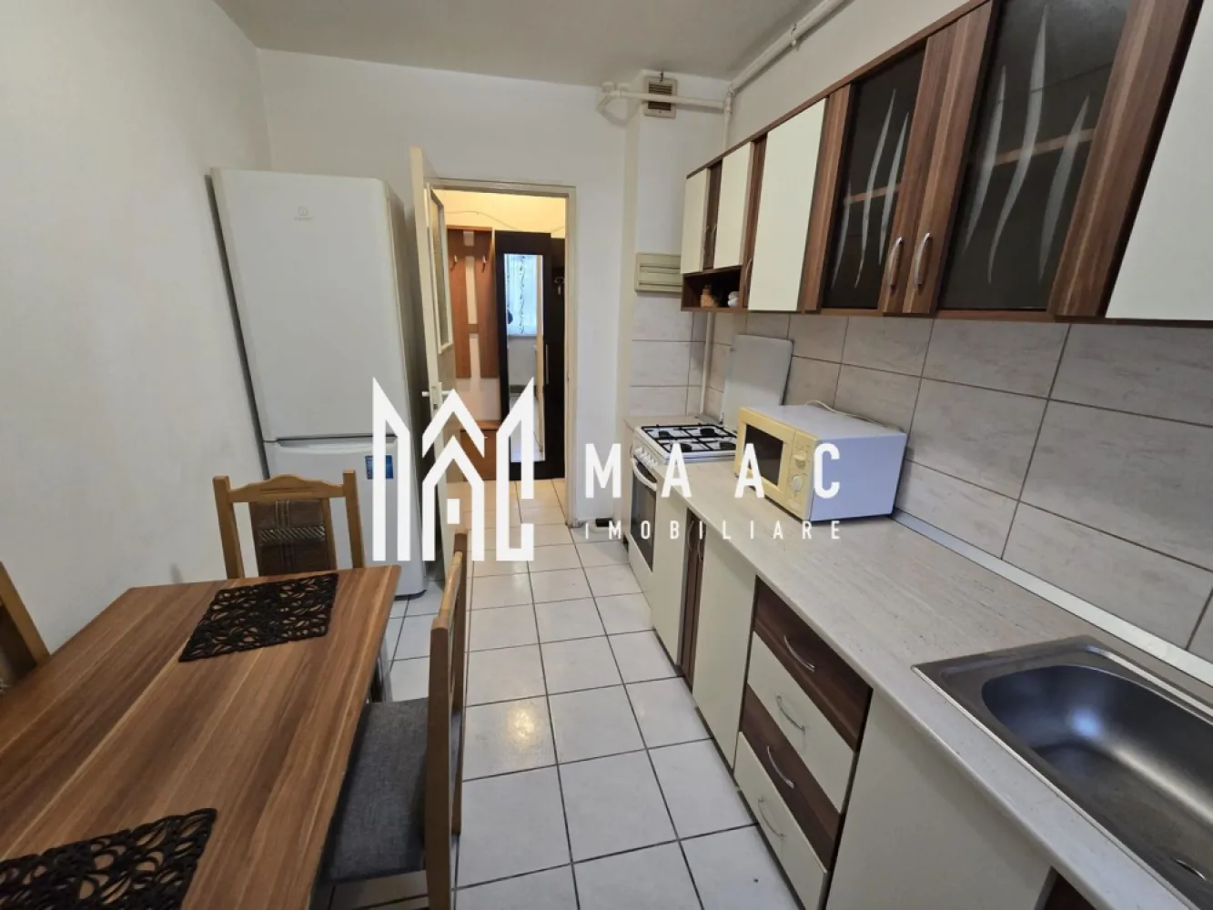 Apartament 3 Camere I Pet-friendly I Decomandat I Ciresica - Apartament decomandat de 60 mp, situat la etajul 2 din 4, într-un imobil bine întreținut.

Dispune de balcon, este complet mobilat și utilat, gata de mutare.

Disponibil imediat

Se acceptă animale de companie Zonă Cireșica, acces facil la mijloace de transport, magazine, școli.

Pentru mai multe detalii și vizionări:ID: CP2876984