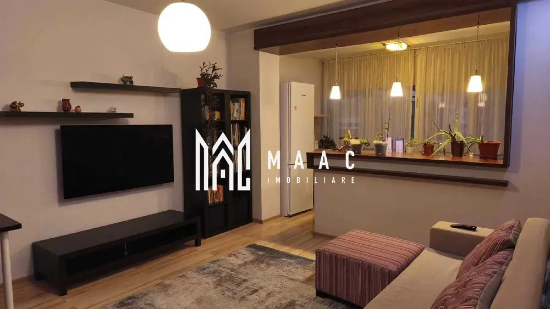 Apartament 2 camere | Loc de parcare ICalea Dumbrăvii - MAAC Imobiliare vă propune spre închiriere un apartament modern cu 2 camere, situat într-o zonă foarte apreciată din Sibiu – Calea Dumbrăvii, la intersecția cu Strada Siretului, la doar câteva minute de Parcul Sub Arini.

Poziționat într-un cartier liniștit, construit în 2008, imobilul beneficiază de o zonă de acces și o casă a scării spațioase și foarte bine întreținute.

Apartamentul are o suprafață utilă de 54 mp și oferă o compartimentare practică, fiind complet mobilat și utilat, ideal pentru cei care își doresc confort și acces rapid către principalele puncte de interes din oraș.

Compartimentare: living luminos cu bucătărie open-space, dormitor, baie generoasă, hol, debara -utilă pentru depozitare

Oferta include un loc de parcare privat, un avantaj important în zonă.

Se percepe garantie o chirie in avans. 

Accesul la transportul în comun este excelent, iar Parcul Sub Arini la doar 500 m.

Pentru mai multe detalii precizati telefonic ca ati vazut anuntul cu ID: CP2822879