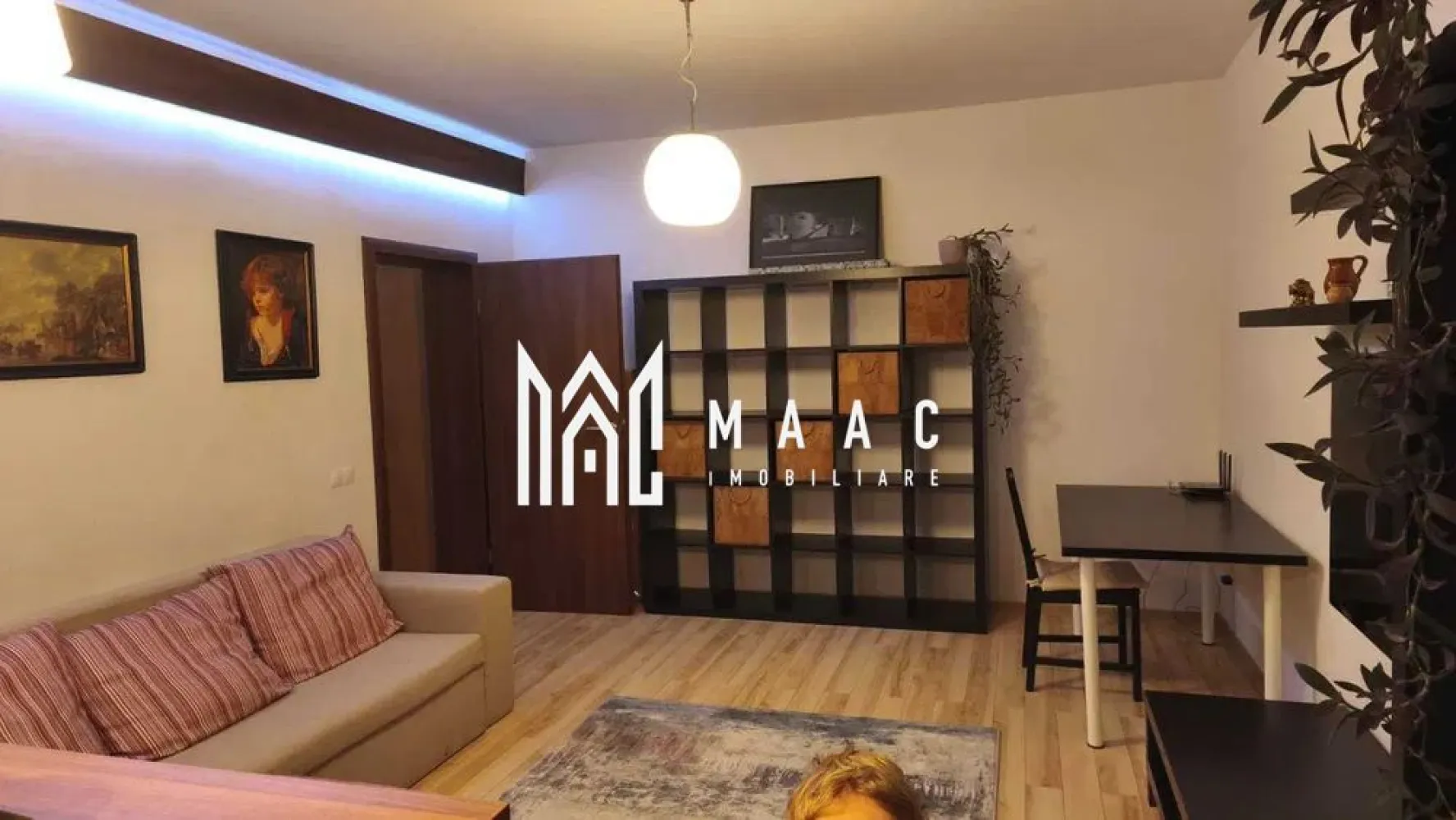 Apartament 2 camere | Loc de parcare ICalea Dumbrăvii - MAAC Imobiliare vă propune spre închiriere un apartament modern cu 2 camere, situat într-o zonă foarte apreciată din Sibiu – Calea Dumbrăvii, la intersecția cu Strada Siretului, la doar câteva minute de Parcul Sub Arini.

Poziționat într-un cartier liniștit, construit în 2008, imobilul beneficiază de o zonă de acces și o casă a scării spațioase și foarte bine întreținute.

Apartamentul are o suprafață utilă de 54 mp și oferă o compartimentare practică, fiind complet mobilat și utilat, ideal pentru cei care își doresc confort și acces rapid către principalele puncte de interes din oraș.

Compartimentare: living luminos cu bucătărie open-space, dormitor, baie generoasă, hol, debara -utilă pentru depozitare

Oferta include un loc de parcare privat, un avantaj important în zonă.

Se percepe garantie o chirie in avans. 

Accesul la transportul în comun este excelent, iar Parcul Sub Arini la doar 500 m.

Pentru mai multe detalii precizati telefonic ca ati vazut anuntul cu ID: CP2822879