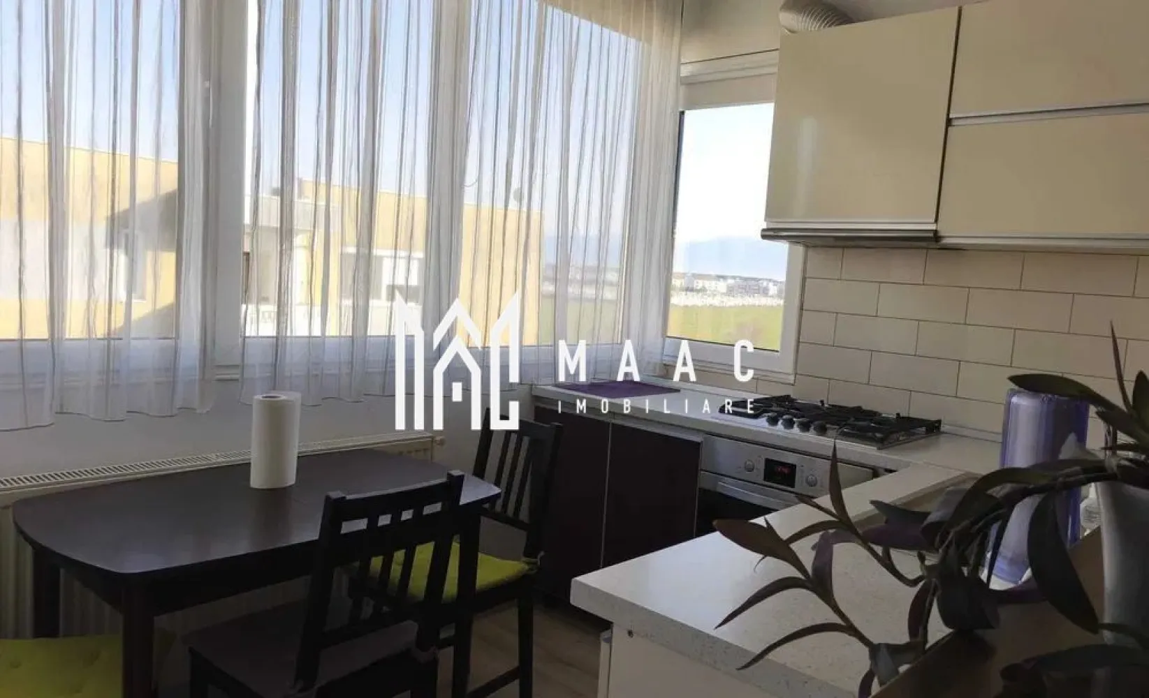 Apartament 2 camere | Loc de parcare ICalea Dumbrăvii - MAAC Imobiliare vă propune spre închiriere un apartament modern cu 2 camere, situat într-o zonă foarte apreciată din Sibiu – Calea Dumbrăvii, la intersecția cu Strada Siretului, la doar câteva minute de Parcul Sub Arini.

Poziționat într-un cartier liniștit, construit în 2008, imobilul beneficiază de o zonă de acces și o casă a scării spațioase și foarte bine întreținute.

Apartamentul are o suprafață utilă de 54 mp și oferă o compartimentare practică, fiind complet mobilat și utilat, ideal pentru cei care își doresc confort și acces rapid către principalele puncte de interes din oraș.

Compartimentare: living luminos cu bucătărie open-space, dormitor, baie generoasă, hol, debara -utilă pentru depozitare

Oferta include un loc de parcare privat, un avantaj important în zonă.

Se percepe garantie o chirie in avans. 

Accesul la transportul în comun este excelent, iar Parcul Sub Arini la doar 500 m.

Pentru mai multe detalii precizati telefonic ca ati vazut anuntul cu ID: CP2822879