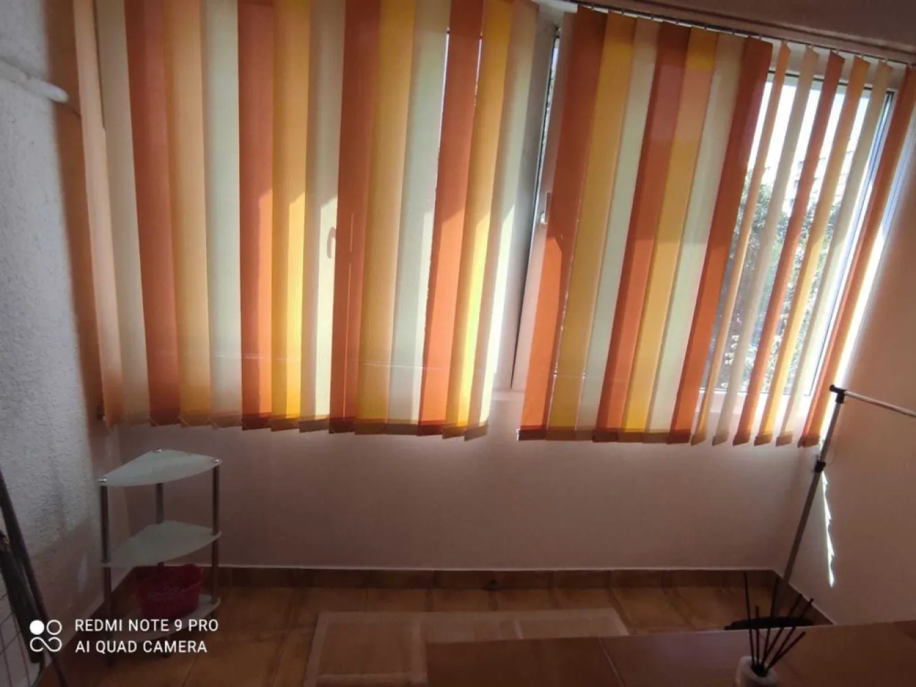 Inchiriez Apartament 2 camere Dristor - Vă prezentăm un apartament situat în DRISTOR Sector3 , Strada George Bogdan Tudor, Nr.1, Bl.22C, ET.2. Cu o suprafață generoasă de 56 mp cu balcon inchis. 
Caracteristici Principale:
• Suprafață totală: 60 mp.
• Număr de camere: 2 camere spațioase, living+ 1 dormitor
• Baie dotata inclusiv cu boiler, cabina de dus si masina de spalat.
• Se asigura LOC de PARCARE in spatele blocului.
• apartamentul detine toate utilitatile necesare inclusiv cablu, internet wifi, televizoare in ambele camere
NU se acepta animale de companie.
Pretul de inchiriere: 500 Eur/luna

Beneficii Adiționale:
• Proximitate: Școali, Licee, Supermarketuri, Parcul IOR, Malluri, Metrou.
• Acces facil la transport: în imediata apropiere pentru o conectivitate excelentă (8 min pana la statia de metrou Dristor).
• Ambianță naturală: În apropiere de lacul și parcul IOR, creând un cadru de liniște și relaxare.
Această proprietate nu este doar o locuință, ci o experiență de viață sofisticată și elegantă, oferind toate facilitățile necesare pentru un stil de viață modern.
Se percepe 1 luna garantie plus o luna chirie platita in avans, se asigura contract inregistrat la ANAF.