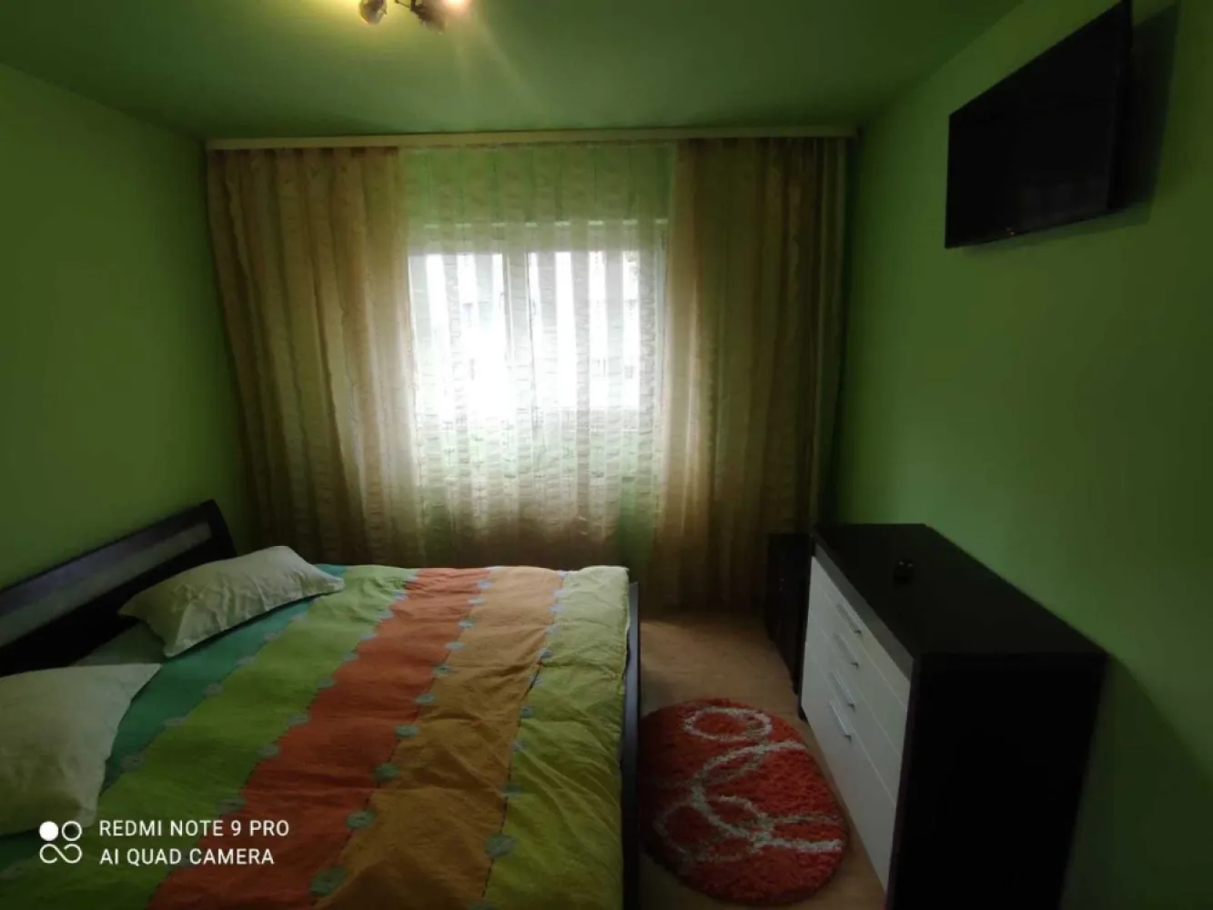 Inchiriez Apartament 2 camere Dristor - Vă prezentăm un apartament situat în DRISTOR Sector3 , Strada George Bogdan Tudor, Nr.1, Bl.22C, ET.2. Cu o suprafață generoasă de 56 mp cu balcon inchis. 
Caracteristici Principale:
• Suprafață totală: 60 mp.
• Număr de camere: 2 camere spațioase, living+ 1 dormitor
• Baie dotata inclusiv cu boiler, cabina de dus si masina de spalat.
• Se asigura LOC de PARCARE in spatele blocului.
• apartamentul detine toate utilitatile necesare inclusiv cablu, internet wifi, televizoare in ambele camere
NU se acepta animale de companie.
Pretul de inchiriere: 500 Eur/luna

Beneficii Adiționale:
• Proximitate: Școali, Licee, Supermarketuri, Parcul IOR, Malluri, Metrou.
• Acces facil la transport: în imediata apropiere pentru o conectivitate excelentă (8 min pana la statia de metrou Dristor).
• Ambianță naturală: În apropiere de lacul și parcul IOR, creând un cadru de liniște și relaxare.
Această proprietate nu este doar o locuință, ci o experiență de viață sofisticată și elegantă, oferind toate facilitățile necesare pentru un stil de viață modern.
Se percepe 1 luna garantie plus o luna chirie platita in avans, se asigura contract inregistrat la ANAF.
