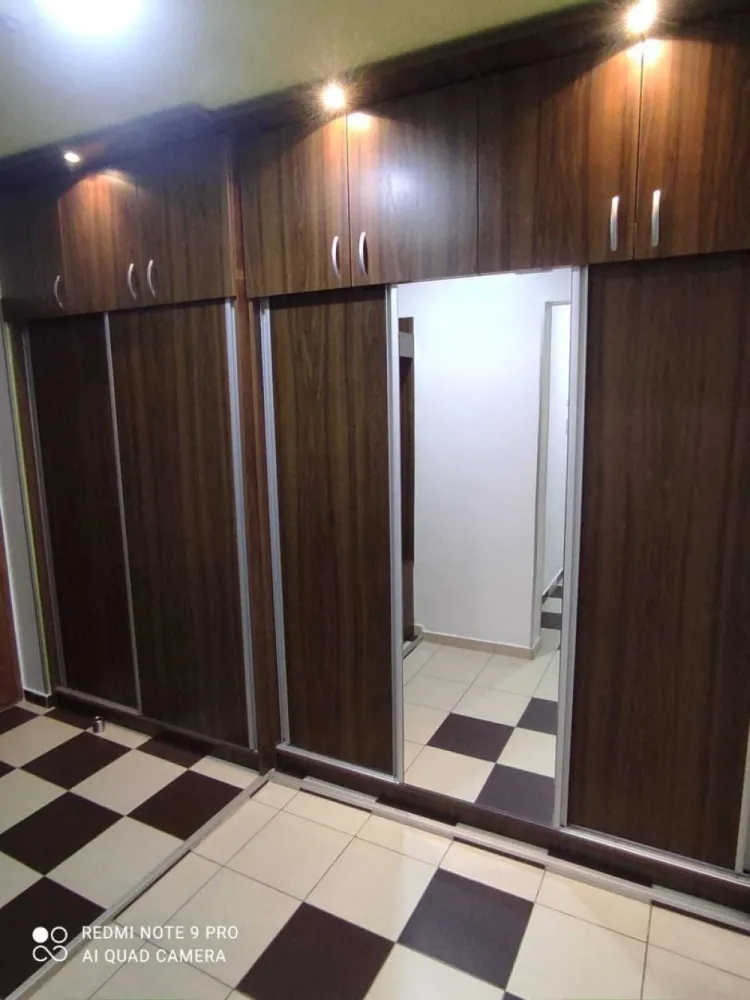 Inchiriez Apartament 2 camere Dristor - Vă prezentăm un apartament situat în DRISTOR Sector3 , Strada George Bogdan Tudor, Nr.1, Bl.22C, ET.2. Cu o suprafață generoasă de 56 mp cu balcon inchis. 
Caracteristici Principale:
• Suprafață totală: 60 mp.
• Număr de camere: 2 camere spațioase, living+ 1 dormitor
• Baie dotata inclusiv cu boiler, cabina de dus si masina de spalat.
• Se asigura LOC de PARCARE in spatele blocului.
• apartamentul detine toate utilitatile necesare inclusiv cablu, internet wifi, televizoare in ambele camere
NU se acepta animale de companie.
Pretul de inchiriere: 500 Eur/luna

Beneficii Adiționale:
• Proximitate: Școali, Licee, Supermarketuri, Parcul IOR, Malluri, Metrou.
• Acces facil la transport: în imediata apropiere pentru o conectivitate excelentă (8 min pana la statia de metrou Dristor).
• Ambianță naturală: În apropiere de lacul și parcul IOR, creând un cadru de liniște și relaxare.
Această proprietate nu este doar o locuință, ci o experiență de viață sofisticată și elegantă, oferind toate facilitățile necesare pentru un stil de viață modern.
Se percepe 1 luna garantie plus o luna chirie platita in avans, se asigura contract inregistrat la ANAF.