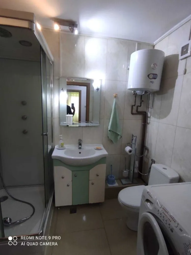 Inchiriez Apartament 2 camere Dristor - Vă prezentăm un apartament situat în DRISTOR Sector3 , Strada George Bogdan Tudor, Nr.1, Bl.22C, ET.2. Cu o suprafață generoasă de 56 mp cu balcon inchis. 
Caracteristici Principale:
• Suprafață totală: 60 mp.
• Număr de camere: 2 camere spațioase, living+ 1 dormitor
• Baie dotata inclusiv cu boiler, cabina de dus si masina de spalat.
• Se asigura LOC de PARCARE in spatele blocului.
• apartamentul detine toate utilitatile necesare inclusiv cablu, internet wifi, televizoare in ambele camere
NU se acepta animale de companie.
Pretul de inchiriere: 500 Eur/luna

Beneficii Adiționale:
• Proximitate: Școali, Licee, Supermarketuri, Parcul IOR, Malluri, Metrou.
• Acces facil la transport: în imediata apropiere pentru o conectivitate excelentă (8 min pana la statia de metrou Dristor).
• Ambianță naturală: În apropiere de lacul și parcul IOR, creând un cadru de liniște și relaxare.
Această proprietate nu este doar o locuință, ci o experiență de viață sofisticată și elegantă, oferind toate facilitățile necesare pentru un stil de viață modern.
Se percepe 1 luna garantie plus o luna chirie platita in avans, se asigura contract inregistrat la ANAF.