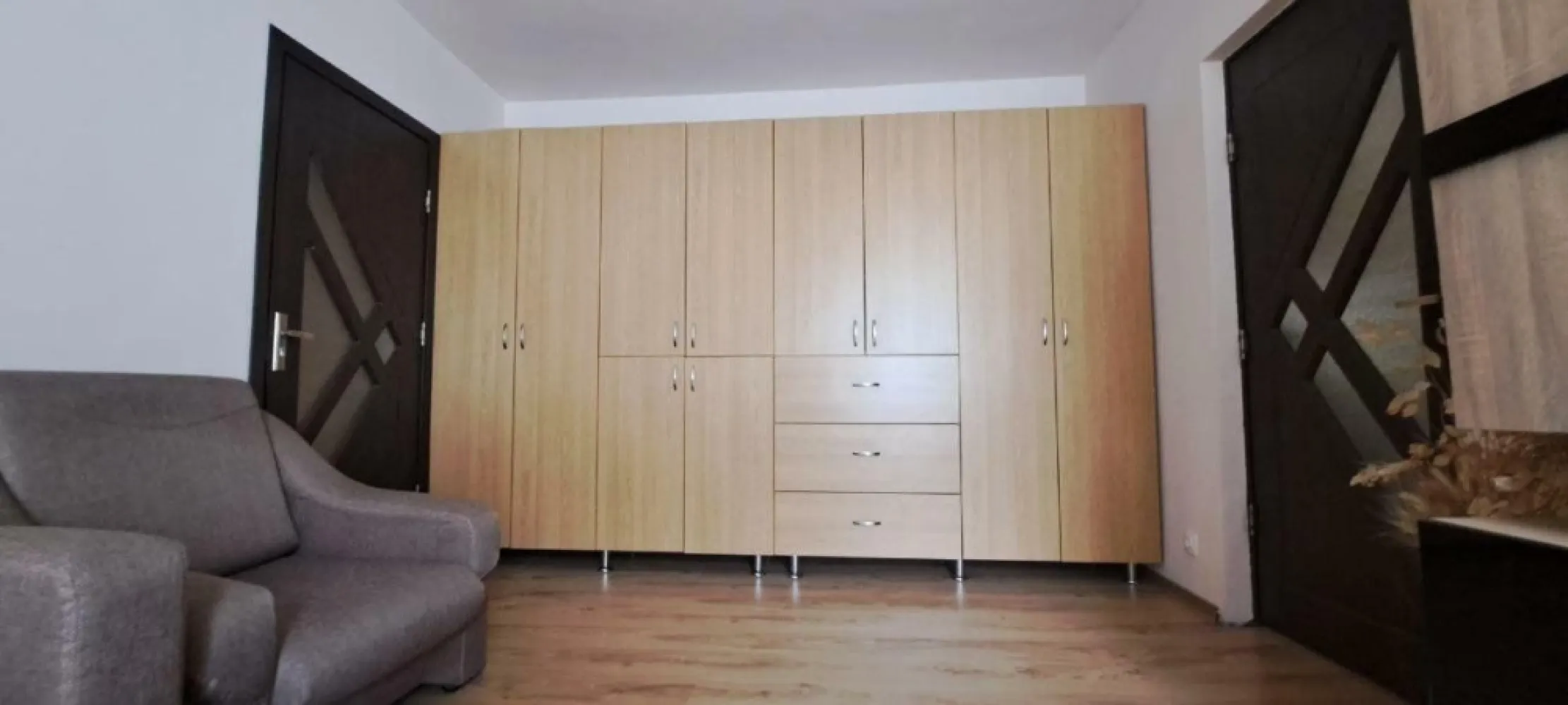 ageuropa.ro închiriaza ap 2 cam Baba Novac etaj - Agenția EUROPA închiriază apartament mobilat si utilat cu 2 camere
semidecomandate.

Zona Baba Novac, la 5 minute de parcul IOR si Mall ParkLake
Statie troleibuz 70, 79 si 92 si autobuz 311 la 2 minute.
La 10 minute de metrou Dristor.

 Pentru mai multe oferte accesați www.ageuropa.ro.