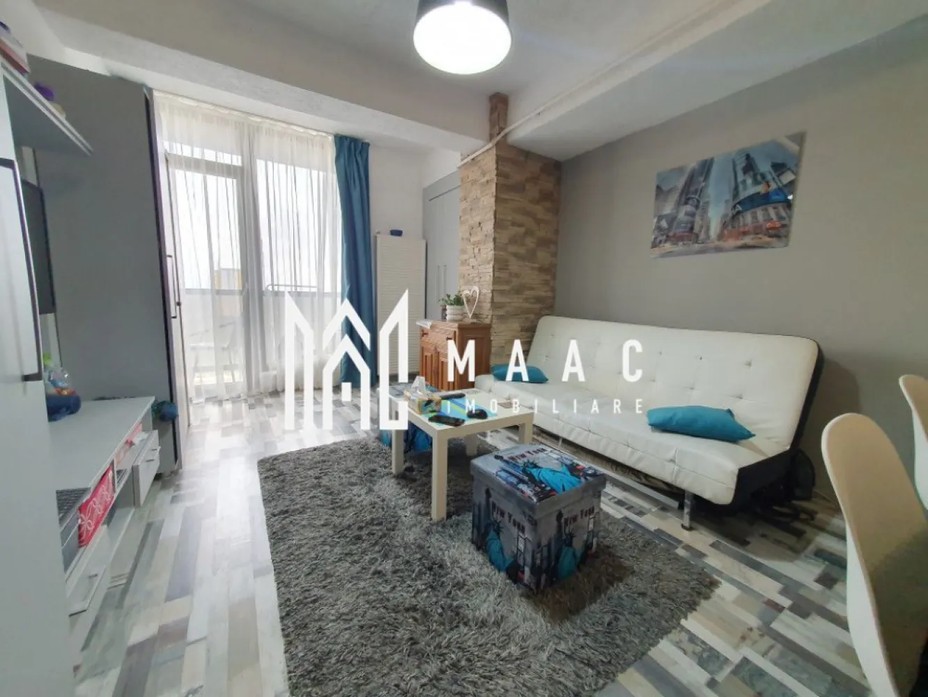 Apartament 2 camere | Mobilat & Utilat | Etaj 6/11 | Doamna Stanca - Maac Imobiliare vă prezintă un apartament cu 2 camere, decomandat, situat în zona Doamna Stanca – o zonă modernă, în plină dezvoltare, cu acces facil către principalele puncte de interes din Sibiu.

🔹 Detalii generale:

Suprafață utilă: 45 mp

Balcon: 5 mp

Etaj: 6 din 11, cu 2 lifturi

Compartimentare: living open space cu bucătărie, dormitor matrimonial, baie, hol, balcon

🔹 Confort și dotări:

Încălzire proprie cu centrală termică și calorifere

Se vinde parțial mobilat și parțial utilat – ideal pentru personalizare ulterioară

🔹 Avantaje ale locației:

Acces rapid către Shopping City Sibiu – 5 minute de mers pe jos

În apropiere: Lidl, Mega Image, Dedeman, școli, grădinițe și mijloace de transport

Zonă liniștită, dar excelent conectată la oraș

 Pentru mai multe detalii sau pentru a programa o vizionare, vă rugăm să ne contactați și să menționați ID-ul anunțului: CP2551529
