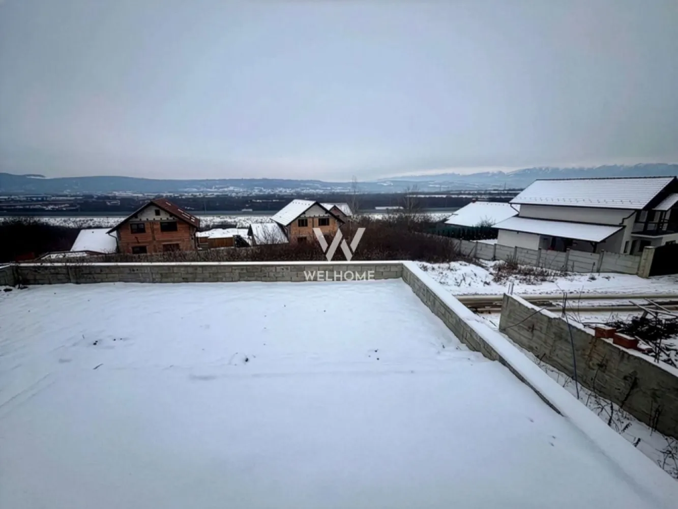 Casă individuală pe un nivel cu vedere panoramică spre munte - Va propunem spre vânzare o locuință individuală amplasată într-o zonă selectă și liniștită, unde natura și confortul se îmbină perfect. Proprietatea se remarcă prin priveliștea deschisă către munte, intimitatea oferită și spațiul generos, fiind ideală pentru o familie care își dorește un stil de viață relaxat, departe de agitația urbană.

Casa are o suprafață utilă de 137,9 mp, cu o suprafață construită desfășurată de 190 mp, fiind amplasată pe un teren de 546 mp. Terasa spațioasă, cu o suprafață de 31,7 mp, oferă cadrul perfect pentru momente de relaxare sau petrecerea timpului în aer liber.
Imobilul este dispus pe parter, având placă peste nivel, ceea ce permite amenajarea unei mansarde în funcție de nevoile viitorilor proprietari.

Compartimentarea este eficient gândită și oferă:
 • 3 dormitoare, dintre care unul matrimonial, cu baie proprie 
 • Living generos, cu ieșire directă pe terasă
 • Bucătărie separată, cu acces către camară / spațiu tehnic
 • Inca 2 bai 
 • Spații de depozitare
 • Acces către pod, ideal pentru viitoare extinderi

Printre principalele avantaje ale proprietății se numără:
 • locuință pe un singur nivel, ușor de utilizat
 • terasă mare și curte generoasă
 • teren de 546 mp
 • vedere spectaculoasă către munte
 • posibilitate de mansardare
 • zonă aerisită, cu vecini de calitate și multă liniște

Această casă reprezintă o oportunitate excelentă pentru cei care își doresc o locuință bine proporționată, într-un cadru natural deosebit, cu potențial de adaptare pe termen lung.
Pret: 200 000 EURO