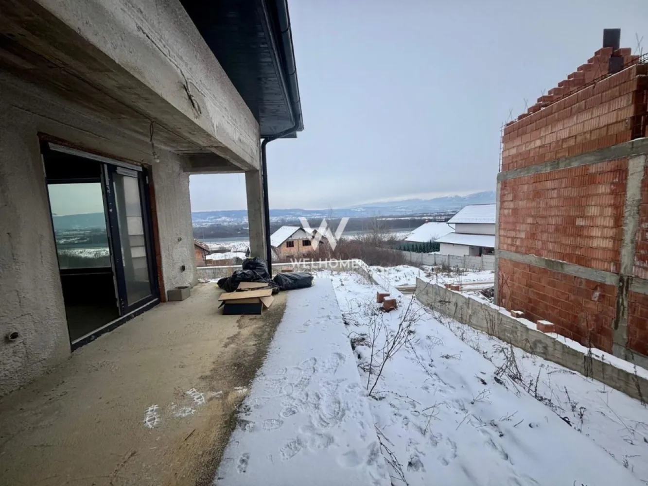 Casă individuală pe un nivel cu vedere panoramică spre munte - Va propunem spre vânzare o locuință individuală amplasată într-o zonă selectă și liniștită, unde natura și confortul se îmbină perfect. Proprietatea se remarcă prin priveliștea deschisă către munte, intimitatea oferită și spațiul generos, fiind ideală pentru o familie care își dorește un stil de viață relaxat, departe de agitația urbană.

Casa are o suprafață utilă de 137,9 mp, cu o suprafață construită desfășurată de 190 mp, fiind amplasată pe un teren de 546 mp. Terasa spațioasă, cu o suprafață de 31,7 mp, oferă cadrul perfect pentru momente de relaxare sau petrecerea timpului în aer liber.
Imobilul este dispus pe parter, având placă peste nivel, ceea ce permite amenajarea unei mansarde în funcție de nevoile viitorilor proprietari.

Compartimentarea este eficient gândită și oferă:
 • 3 dormitoare, dintre care unul matrimonial, cu baie proprie 
 • Living generos, cu ieșire directă pe terasă
 • Bucătărie separată, cu acces către camară / spațiu tehnic
 • Inca 2 bai 
 • Spații de depozitare
 • Acces către pod, ideal pentru viitoare extinderi

Printre principalele avantaje ale proprietății se numără:
 • locuință pe un singur nivel, ușor de utilizat
 • terasă mare și curte generoasă
 • teren de 546 mp
 • vedere spectaculoasă către munte
 • posibilitate de mansardare
 • zonă aerisită, cu vecini de calitate și multă liniște

Această casă reprezintă o oportunitate excelentă pentru cei care își doresc o locuință bine proporționată, într-un cadru natural deosebit, cu potențial de adaptare pe termen lung.
Pret: 200 000 EURO