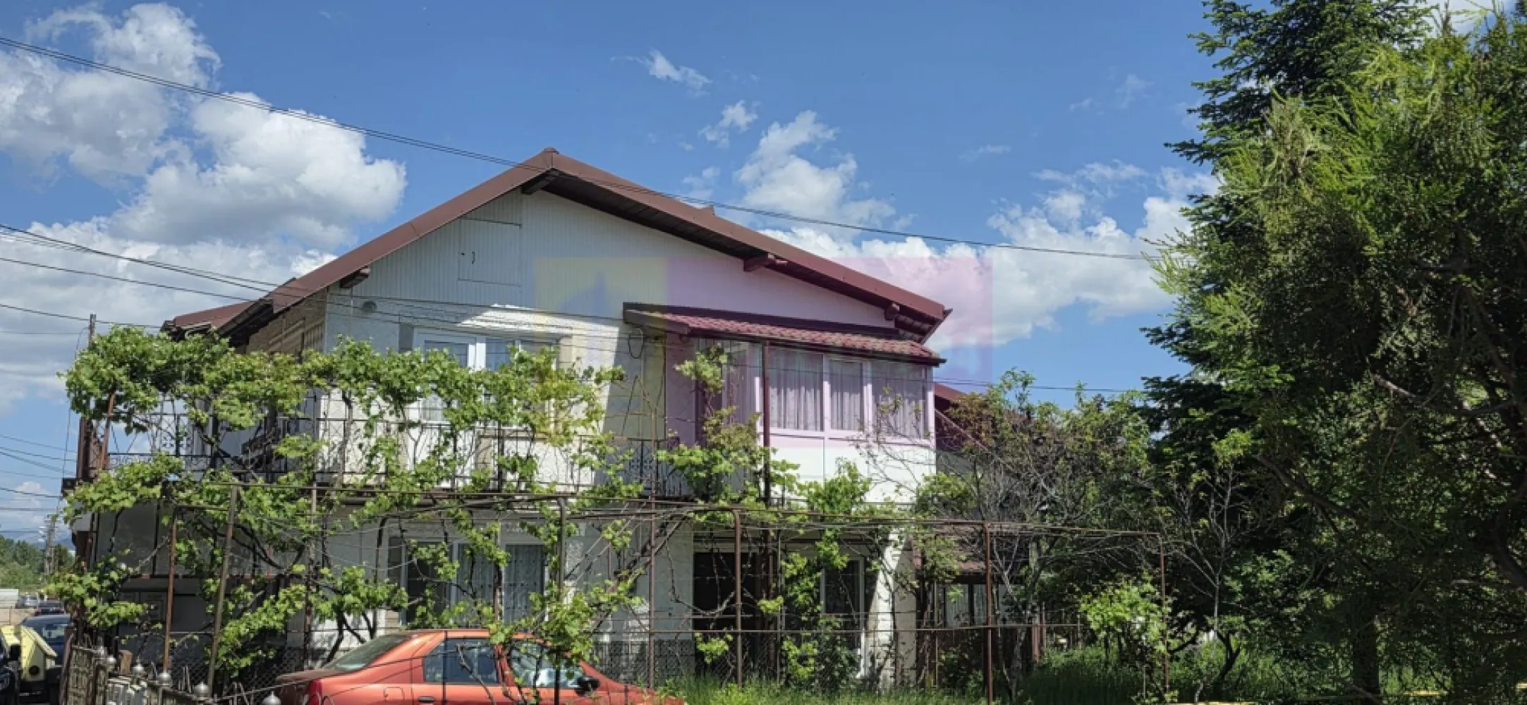 Casa de vanzare in Campina, Slobozia - Casa de vânzare în municipiul Câmpina, în cartierul Slobozia
Casă cu etaj și anexă, situată într-o zonă liniștită din cartierul Slobozia, ideală pentru o familie care își dorește spațiu, utilități complete și posibilitatea amenajării după propriul gust.

Proprietatea are o suprafață de teren de 330 mp și este compusă din două construcții:

Casă P+E cu suprafața construită de 182 mp
Anexă gospodărească de 32 mp

Casa a fost edificată în anul 1966 și reabilitată în anul 1980, fiind construită din cărămidă, cu fundație și planșeu din beton. Podul este realizat din lemn, iar acoperișul este acoperit cu tablă metalică.

Compartimentarea este practică și generoasă:

Parter:

 hol
 bucătărie
 cameră de zi
 dormitor
 baie

Etaj:

 2 dormitoare cu balcoane
 cameră de zi

Accesul la etaj se face pe scară din beton.

Locuința dispune de:
centrală termică și calorifere
sobe de teracotă
tâmplărie exterioară PVC cu geam termopan
tâmplărie interioară din lemn
pardoseli din parchet din lemn

Anexa este construită din cărămidă, cu fundație din beton și planșeu din cărămidă, având beci și două încăperi pentru depozitare.

Terenul este amenajat sub forma unei mici grădini și continuă în partea din spate cu spații pentru creșterea păsărilor. Proprietatea beneficiază și de o suprafață suplimentară de teren închiriată de la primărie, cu un cost redus de aproximativ 200 lei/an.

Casa se vinde exact cum este prezentată și dispune de toate utilitățile funcționale:
apă
gaz
curent electric
canalizare
CATV și internet

O proprietate potrivită atât pentru locuit permanent, cât și pentru cei care caută o casă solid construită, într-o zonă liniștită din Câmpina.
Pentru vizionare si informatii suplimentare - Agentia Imobiliara Mervani - 0729.93.536
