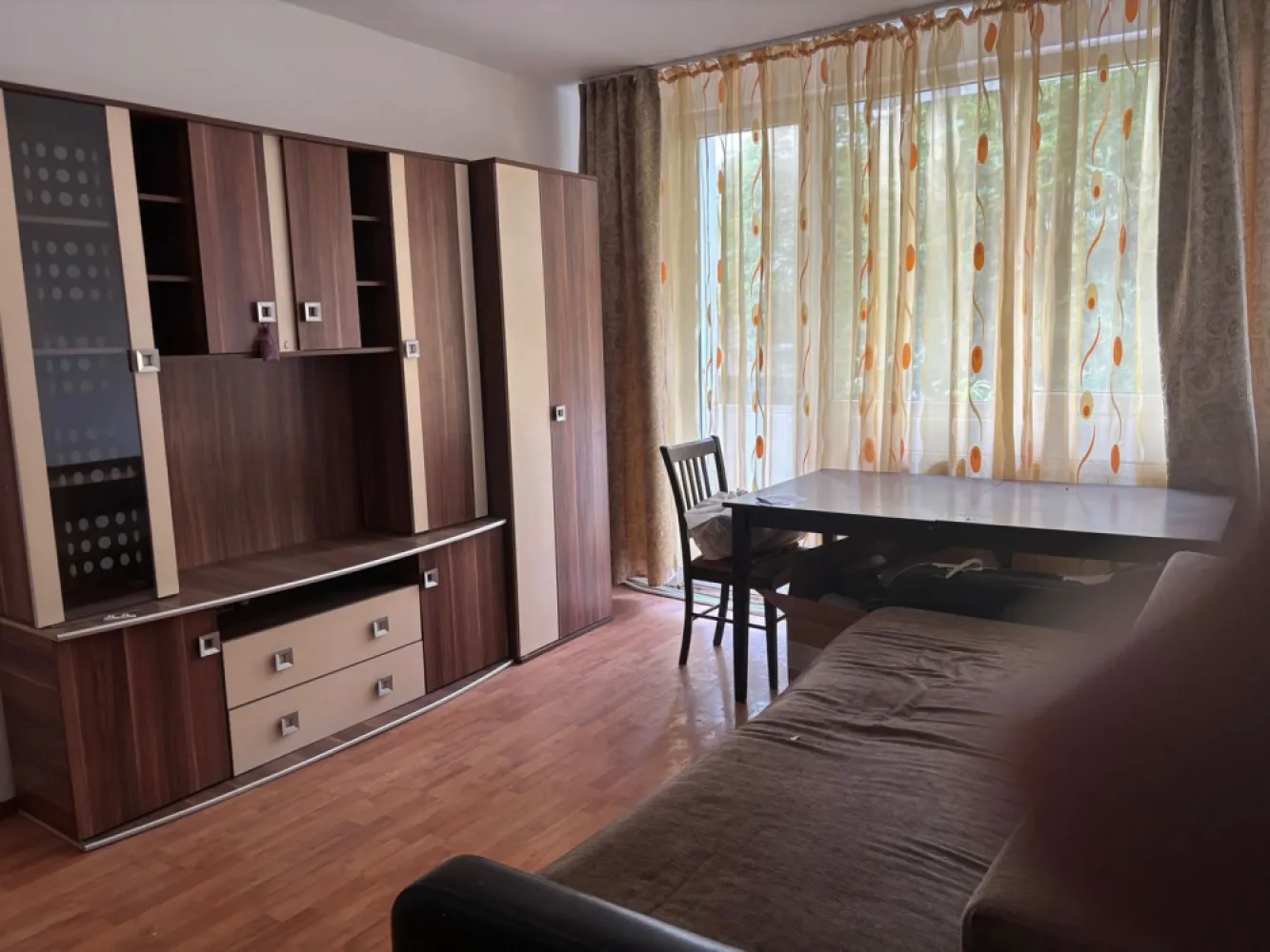 Apartament 2 camere Carpați 1 - Vând apartament 2 camere Carpați 1 etaj 3 centrala nouă , zonă liniștita scara curata interfon , grădiniță școală în apropiere. Se vinde mobilat cum se vede in poze. Info tel zero 7 cinci 3 doi zero 8 opt 6 trei.