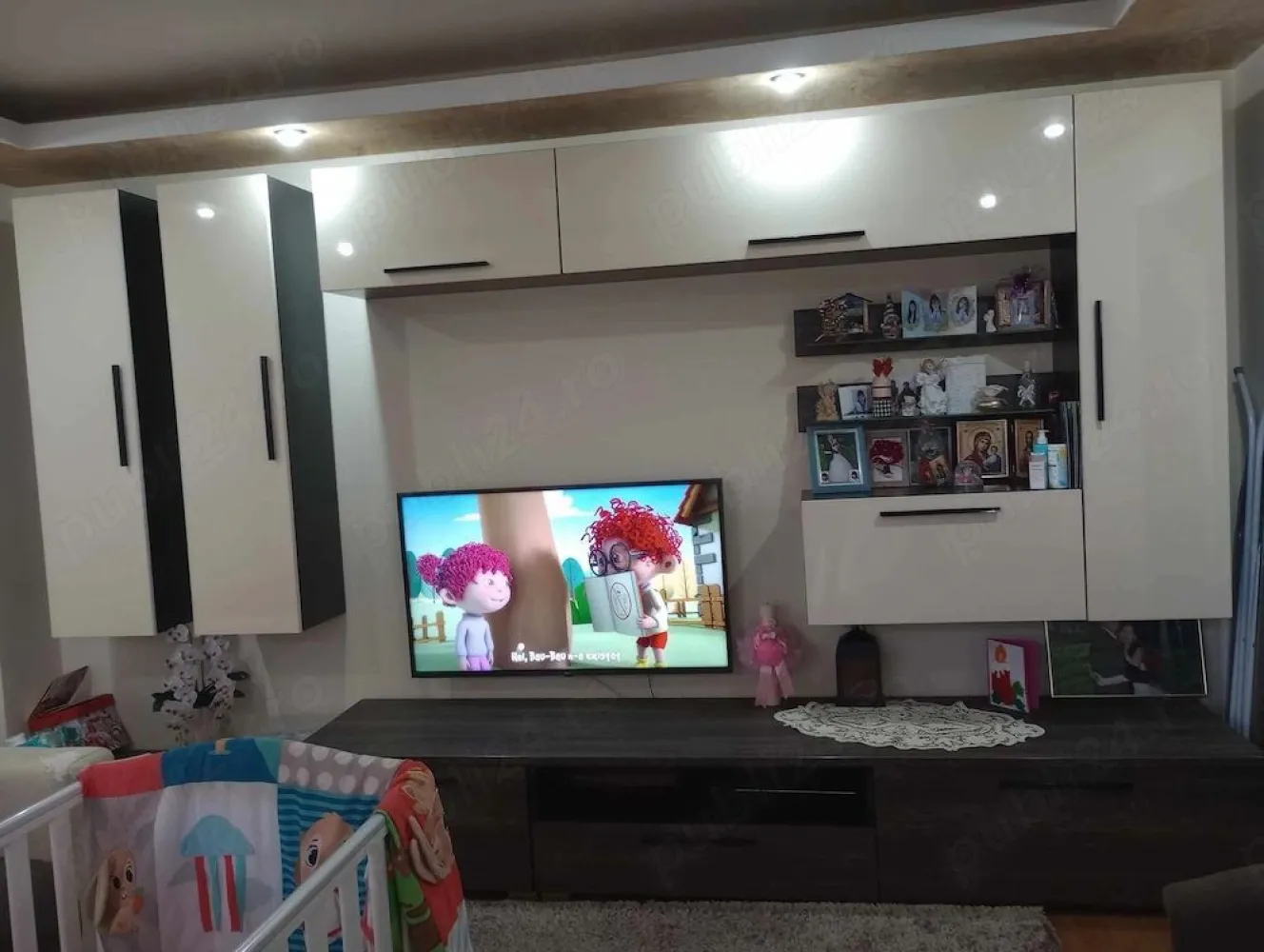 BRASADAS vinde ap 2 cam decomandat pe Careiului in Micro 16. - Agenția imobiliara BRASADAS vinde apartament cu 2 camere din cărămidă, decomandat pe strada Careiului in Micro 16 la etajul 3/4.
Geamuri termopan, centrală nouă prin condensare, instalatie electrică nouă.
Bucătăria rămâne mobilată și utilată (hotă,plită,cuptor,mașină de vase).
Www.brasadas.com.