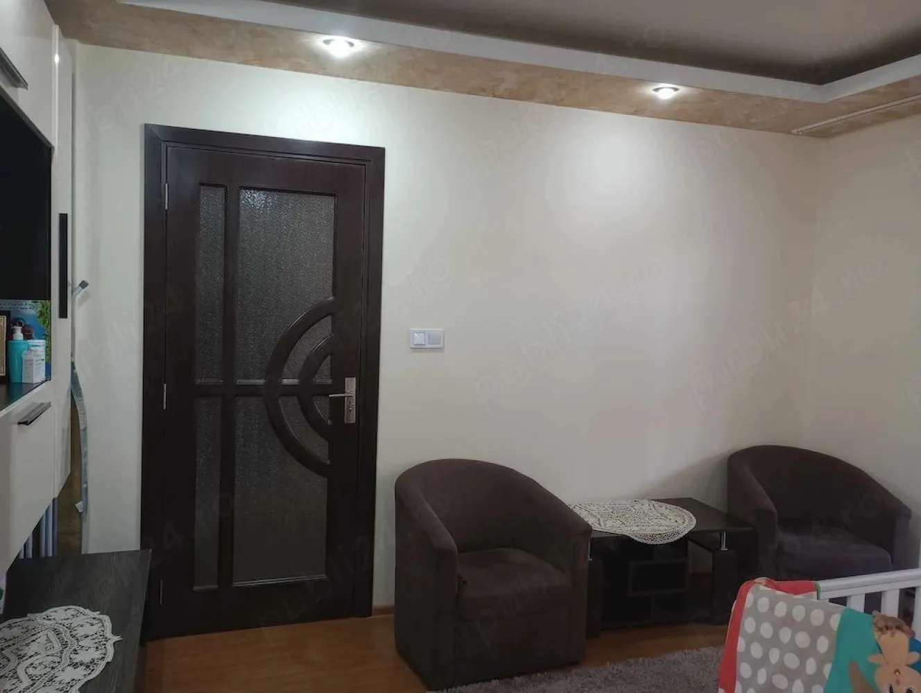 BRASADAS vinde ap 2 cam decomandat pe Careiului in Micro 16. - Agenția imobiliara BRASADAS vinde apartament cu 2 camere din cărămidă, decomandat pe strada Careiului in Micro 16 la etajul 3/4.
Geamuri termopan, centrală nouă prin condensare, instalatie electrică nouă.
Bucătăria rămâne mobilată și utilată (hotă,plită,cuptor,mașină de vase).
Www.brasadas.com.
