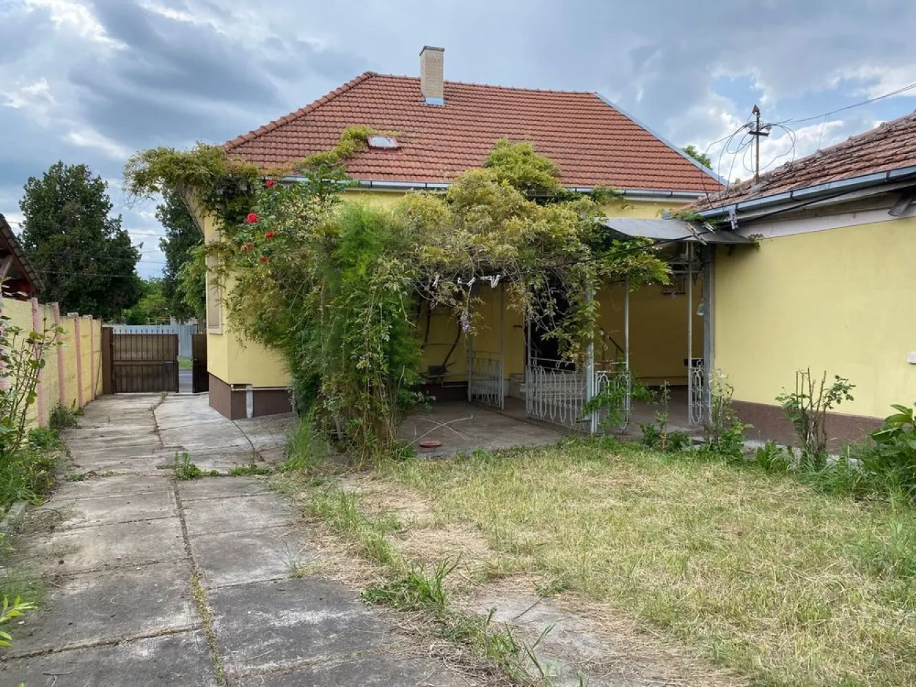 BRASADAS vinde casa cu 3 cam teren 17 ari zona Titulescu. - Agenția imobiliara BRASADAS vinde casa 92 mp. in zona Titulescu
Acoperis schimbat de 3 ani, casa izolata
Teren 17,33 ari
Www.brasadas.com.