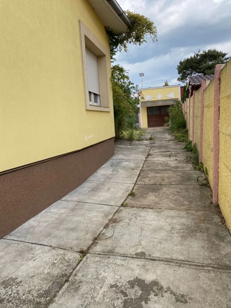 BRASADAS vinde casa cu 3 cam teren 17 ari zona Titulescu. - Agenția imobiliara BRASADAS vinde casa 92 mp. in zona Titulescu
Acoperis schimbat de 3 ani, casa izolata
Teren 17,33 ari
Www.brasadas.com.