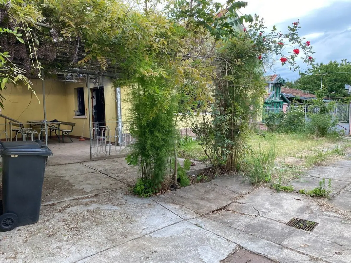 BRASADAS vinde casa cu 3 cam teren 17 ari zona Titulescu. - Agenția imobiliara BRASADAS vinde casa 92 mp. in zona Titulescu
Acoperis schimbat de 3 ani, casa izolata
Teren 17,33 ari
Www.brasadas.com.