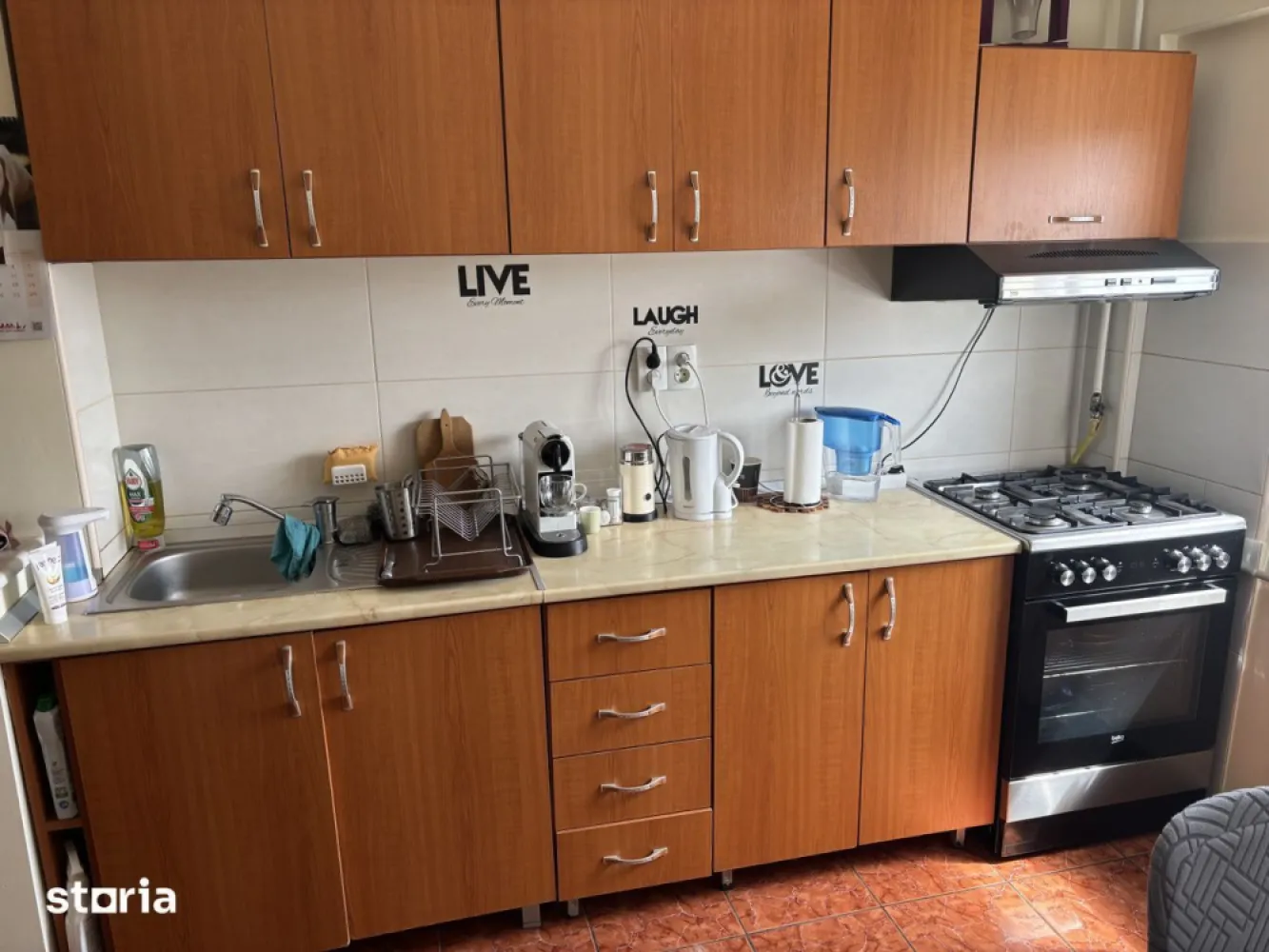 BRASADAS vinde ap 3 cam etaj 4/10 Micro 15 utilat mobilat. - Agenția imobiliara BRASADAS vinde apartament cu 3 camere semidecomadat.
Dispune de 2 dormitoare, un living spatios, 2 holuri, bucătărie spatioasa, o baie si un balcon inchis cu termopan.
Se vinde complet mobilat si electrocasnice incluse.
Microcentrala schimbata recent.
Apartamentul are suprafata de 92 mp utili si are aer conditionat .
Apartamentul se afla la etajul 4 din 10 in bloc cu lift.
Blocul este izolat recent. Regie mica. Apartament ideal pt familie cu copii. 
Situat in zona foarte buna in Micro 15.
Vecinatate Lidl, City Mall, Kaufland. 
Se accepta si credit bancar.
Www.brasadas.com.