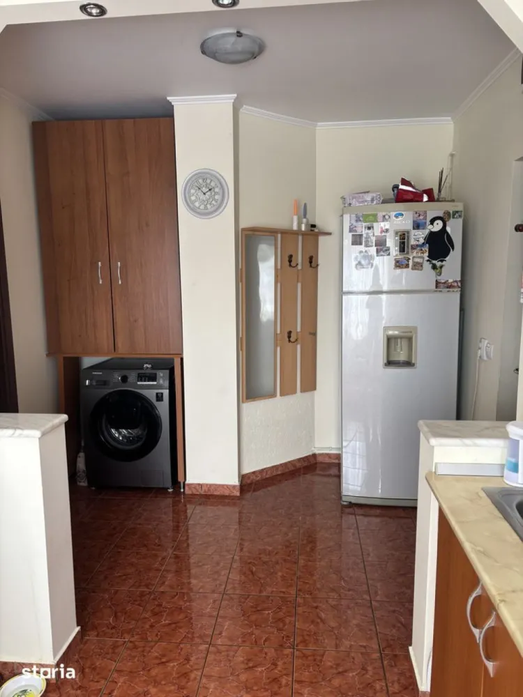 BRASADAS vinde ap 3 cam etaj 4/10 Micro 15 utilat mobilat. - Agenția imobiliara BRASADAS vinde apartament cu 3 camere semidecomadat.
Dispune de 2 dormitoare, un living spatios, 2 holuri, bucătărie spatioasa, o baie si un balcon inchis cu termopan.
Se vinde complet mobilat si electrocasnice incluse.
Microcentrala schimbata recent.
Apartamentul are suprafata de 92 mp utili si are aer conditionat .
Apartamentul se afla la etajul 4 din 10 in bloc cu lift.
Blocul este izolat recent. Regie mica. Apartament ideal pt familie cu copii. 
Situat in zona foarte buna in Micro 15.
Vecinatate Lidl, City Mall, Kaufland. 
Se accepta si credit bancar.
Www.brasadas.com.