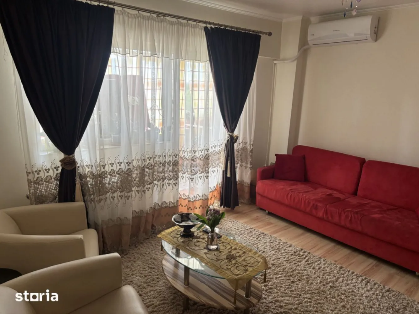 BRASADAS vinde ap 3 cam etaj 4/10 Micro 15 utilat mobilat. - Agenția imobiliara BRASADAS vinde apartament cu 3 camere semidecomadat.
Dispune de 2 dormitoare, un living spatios, 2 holuri, bucătărie spatioasa, o baie si un balcon inchis cu termopan.
Se vinde complet mobilat si electrocasnice incluse.
Microcentrala schimbata recent.
Apartamentul are suprafata de 92 mp utili si are aer conditionat .
Apartamentul se afla la etajul 4 din 10 in bloc cu lift.
Blocul este izolat recent. Regie mica. Apartament ideal pt familie cu copii. 
Situat in zona foarte buna in Micro 15.
Vecinatate Lidl, City Mall, Kaufland. 
Se accepta si credit bancar.
Www.brasadas.com.