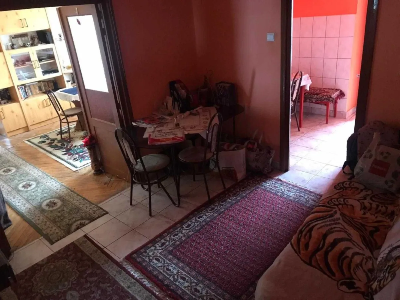 BRASADAS vinde ap 2 cam in Carpați 2 la etajul 8/8 61 mp. - Agenția imobiliara BRASADAS vinde apartament semidecomandat, luminos și bine compartimentat, cu o suprafață utilă generoasă de 61 mp. Locuința este situată la etajul 8 al unui imobil solid, construit în perioada 1990-2000, reprezentând o opțiune ideală atât pentru o familie la început de drum, cât și pentru o investiție sigură.

Apartamentul este bine întreținut și necesită doar renovări minore de actualizare, oferind viitorilor proprietari libertatea de a-l personaliza exact așa cum își doresc.

Detaliile locuinței:

Confort termic garantat: Apartamentul dispune de centrală termică proprie și tâmplărie de calitate, asigurând eficiență energetică.

Compartimentare și finisaje: Spațiu organizat eficient. În living și dormitor regăsim pardoseli din lemn este amenajat cu covoare pentru un plus de confort, iar bucătăria dispune de pardoseală practică din gresie. Baia este dotată cu finisaje din plăci ceramice, chiuvetă și vană.

Flexibilitate la achiziție: Imobilul se vinde în principiu nemobilat, însă, la nevoie și de comun acord, se poate lasa mobilat.

Avantajele imobilului și ale asociației:

Lift nou: Scara blocului este modernizată și dotată cu un lift nou.

Acoperiș refăcut: Nu există griji privind infiltrațiile – acoperișul a fost recent hidroizolat cu bitum și finisat cu poale mari de țiglă.

Administrație solidă: Asociația de proprietari este foarte bine organizată, având un fond de reparații, pregătit pentru viitoare lucrări de mentenanță și îmbunătățire a blocului.
Comunitate liniștită: Vecini prietenoși și un mediu civilizat.

Facilități zonă și localizare:
Parcare: Loc de parcare disponibil în imediata vecinătate a blocului.
Ideal pentru copii: Parc de joacă amenajat fix în fața blocului și școală situată la doar câteva minute distanță.

Shopping și supermarketuri: Zonă excelent deservită comercial – diverse magazine de cartier la dispoziție și un hipermarket Kaufland nou care urmează să se deschidă în apropiere.

Accesibilitate auto: Pozitionare strategică, cu acces rapid către podul Transilvania și ieșirea din oraș, facilitând astfel evitarea aglomerației.

Www.brasadas.com.