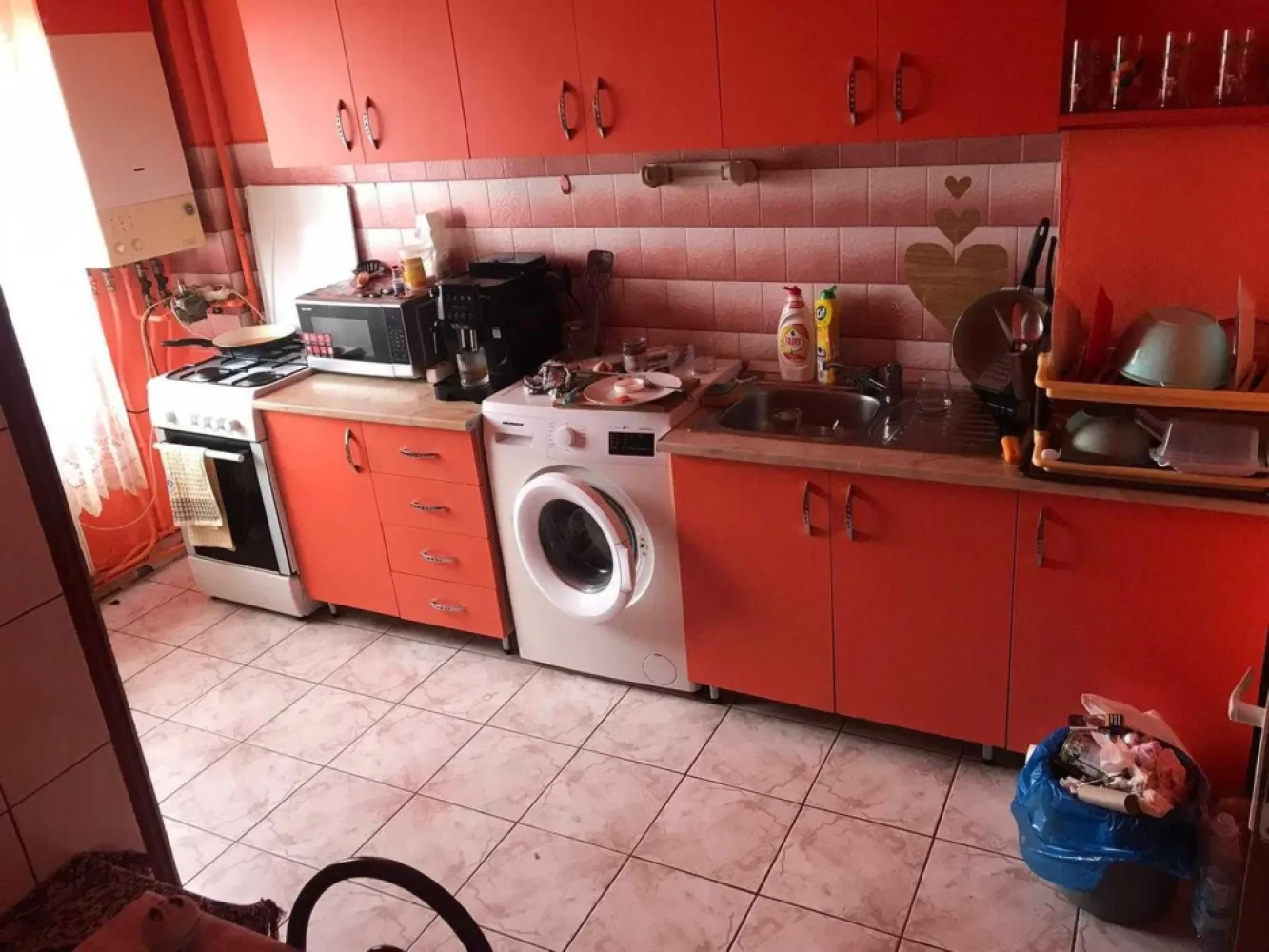 BRASADAS vinde ap 2 cam in Carpați 2 la etajul 8/8 61 mp. - Agenția imobiliara BRASADAS vinde apartament semidecomandat, luminos și bine compartimentat, cu o suprafață utilă generoasă de 61 mp. Locuința este situată la etajul 8 al unui imobil solid, construit în perioada 1990-2000, reprezentând o opțiune ideală atât pentru o familie la început de drum, cât și pentru o investiție sigură.

Apartamentul este bine întreținut și necesită doar renovări minore de actualizare, oferind viitorilor proprietari libertatea de a-l personaliza exact așa cum își doresc.

Detaliile locuinței:

Confort termic garantat: Apartamentul dispune de centrală termică proprie și tâmplărie de calitate, asigurând eficiență energetică.

Compartimentare și finisaje: Spațiu organizat eficient. În living și dormitor regăsim pardoseli din lemn este amenajat cu covoare pentru un plus de confort, iar bucătăria dispune de pardoseală practică din gresie. Baia este dotată cu finisaje din plăci ceramice, chiuvetă și vană.

Flexibilitate la achiziție: Imobilul se vinde în principiu nemobilat, însă, la nevoie și de comun acord, se poate lasa mobilat.

Avantajele imobilului și ale asociației:

Lift nou: Scara blocului este modernizată și dotată cu un lift nou.

Acoperiș refăcut: Nu există griji privind infiltrațiile – acoperișul a fost recent hidroizolat cu bitum și finisat cu poale mari de țiglă.

Administrație solidă: Asociația de proprietari este foarte bine organizată, având un fond de reparații, pregătit pentru viitoare lucrări de mentenanță și îmbunătățire a blocului.
Comunitate liniștită: Vecini prietenoși și un mediu civilizat.

Facilități zonă și localizare:
Parcare: Loc de parcare disponibil în imediata vecinătate a blocului.
Ideal pentru copii: Parc de joacă amenajat fix în fața blocului și școală situată la doar câteva minute distanță.

Shopping și supermarketuri: Zonă excelent deservită comercial – diverse magazine de cartier la dispoziție și un hipermarket Kaufland nou care urmează să se deschidă în apropiere.

Accesibilitate auto: Pozitionare strategică, cu acces rapid către podul Transilvania și ieșirea din oraș, facilitând astfel evitarea aglomerației.

Www.brasadas.com.