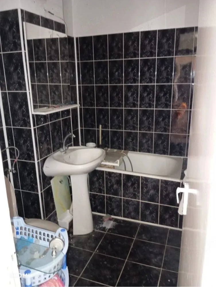 Apartament 3 camere de vanzare - De vanzare apartament 3 camere Etaj 1 semidecomandat 62,42 mp
2 bai
1 camara
1 spatiu de depozitare haine 
1 balcon deschis 
Centrala pe gaz cu calorifere 
Geamuri si usi din lemn 
Parchet laminat

Strada Narcisei bloc 7 apartament 26 
Pret in Euro less