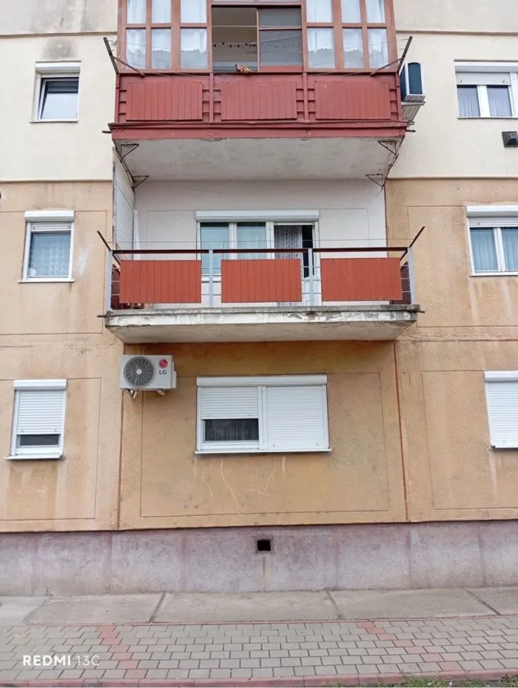 Apartament 3 camere de vanzare - De vanzare apartament 3 camere Etaj 1 semidecomandat 62,42 mp
2 bai
1 camara
1 spatiu de depozitare haine 
1 balcon deschis 
Centrala pe gaz cu calorifere 
Geamuri si usi din lemn 
Parchet laminat

Strada Narcisei bloc 7 apartament 26 
Pret in Euro less