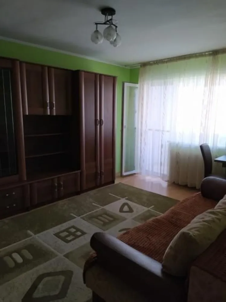 Apartament 2 camere, 2 balcoane, M 15 - De vanzare apartament 2 camere, et 7/10 ( 2 lifturi noi), bloc caramida/ BCA, zona foarte linistita, dar totusi aproape de spitalul judetean, piata, scoala Balcescu-Petofi, gradinita nr 13, magazine, farmacii, statii de autobuz. 

- 2 camere decomandate 
- 2 balcoane 
- geamuri termopan, jaluzele, plase de insecte
- centrala, aer conditionat
- mobilat si utilat- imediat ocupabil
Pret 63 000 euro