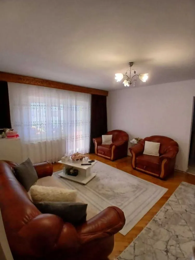 BRASADAS vinde ap 3 cam etaj 2/4 in Micro 16. - Agenția imobiliara BRASADAS vinde apartamentul situat la etajul 2 al unui bloc cu 4 etaje in cartierul micro 16 pe strada Aurora, in spatele magazinului Lebada. Are o suprafata utila de 70 mp ( cuprins balconul ) este semidecomandat si luminos, se situeaza pe mijlocul blocului generand costuri mici la intretinere iarna. Scara blocului este curata si prevazuta cu interfon si usa termopan. Blocul este izolat termic, zona foarte linistita. Apartamentul detine si un beci de 12 mp.
Compartimentare: hol, dormitor, bucatarie, sufragerie, hol, dormitor. Din sufragerie se iese pe un balcon deschis.

Dotari: centrala termica cu circuit din cupru, gresie, faianta, parchet din lemn masiv de stejar, geamuri termopan cu plase pentru tantari, usi din lemn.

Se vinde nemobilat
Www.brasadas.com.