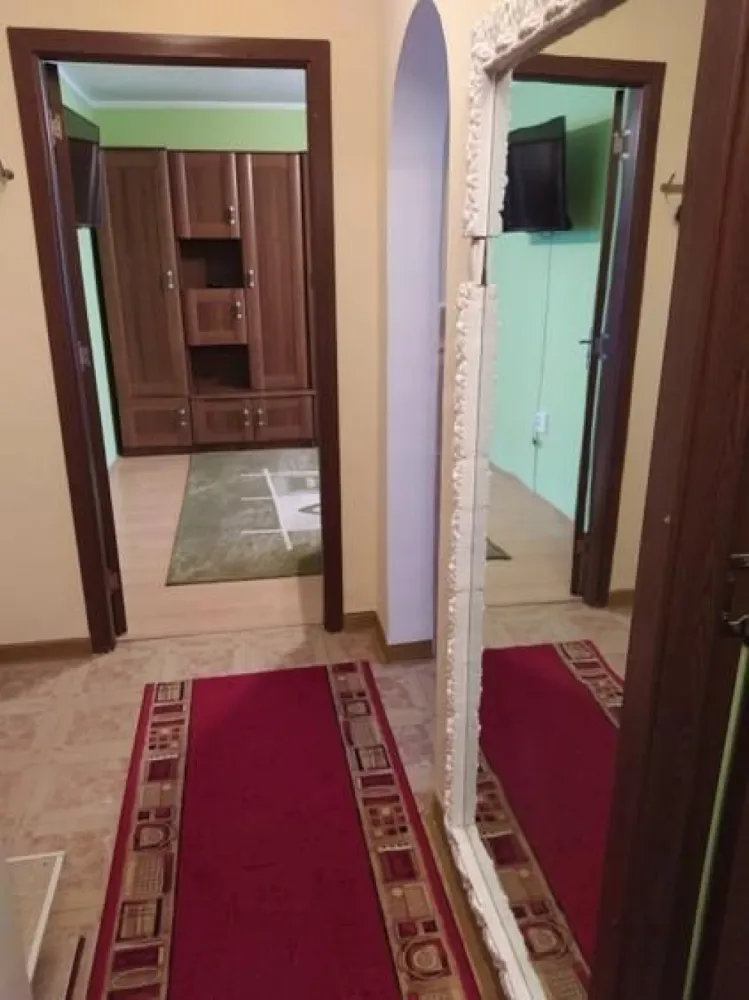 Apartament 2 camere, 2 balcoane, M 15 - De vanzare apartament 2 camere, et 7/10 ( 2 lifturi noi), bloc caramida/ BCA, zona foarte linistita, dar totusi aproape de spitalul judetean, piata, scoala Balcescu-Petofi, gradinita nr 13, magazine, farmacii, statii de autobuz. 

- 2 camere decomandate 
- 2 balcoane 
- geamuri termopan, jaluzele, plase de insecte
- centrala, aer conditionat
- mobilat si utilat- imediat ocupabil
Pret 63 000 euro