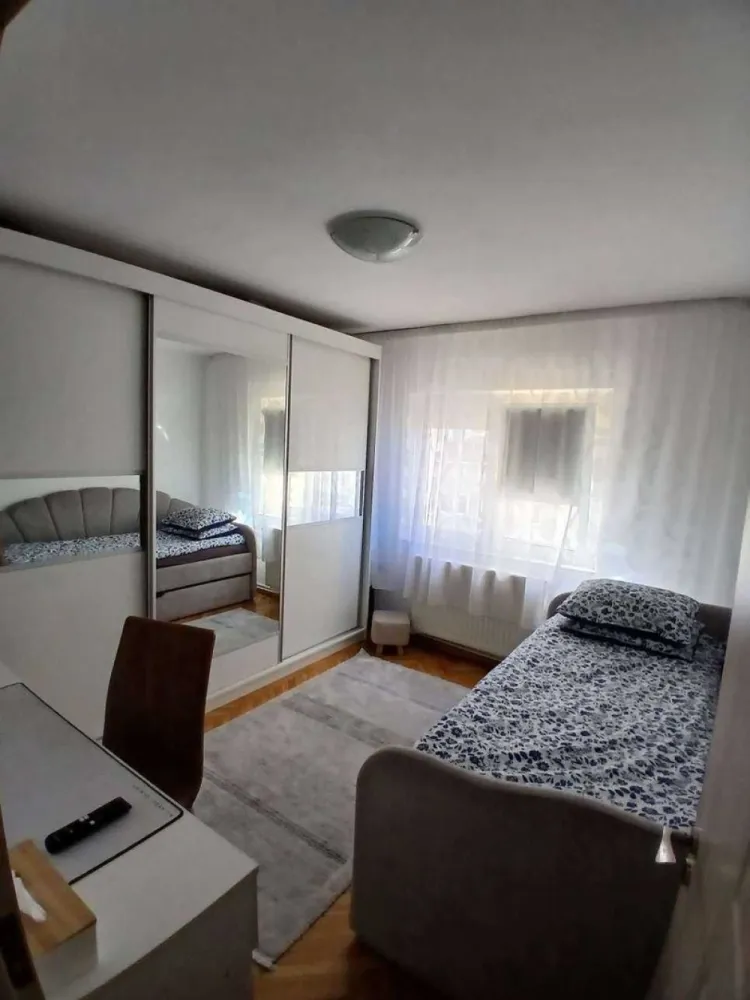 BRASADAS vinde ap 3 cam etaj 2/4 in Micro 16. - Agenția imobiliara BRASADAS vinde apartamentul situat la etajul 2 al unui bloc cu 4 etaje in cartierul micro 16 pe strada Aurora, in spatele magazinului Lebada. Are o suprafata utila de 70 mp ( cuprins balconul ) este semidecomandat si luminos, se situeaza pe mijlocul blocului generand costuri mici la intretinere iarna. Scara blocului este curata si prevazuta cu interfon si usa termopan. Blocul este izolat termic, zona foarte linistita. Apartamentul detine si un beci de 12 mp.
Compartimentare: hol, dormitor, bucatarie, sufragerie, hol, dormitor. Din sufragerie se iese pe un balcon deschis.

Dotari: centrala termica cu circuit din cupru, gresie, faianta, parchet din lemn masiv de stejar, geamuri termopan cu plase pentru tantari, usi din lemn.

Se vinde nemobilat
Www.brasadas.com.