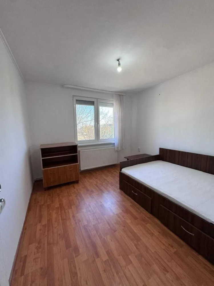BRASADAS vinde ap 2 cam etaj 3/4 in Carpati 1. - Agenția imobiliara BRASADAS vinde apartament cu 2 camere, semidecomandat, etaj intermediar 3 din 4, cartier Carpați I, aleea Postavaru, renovat 2026, instalația electrică și sanitară noi, geamuri termopan cu jaluzele, ușă de intrare și uși interior noi, centrală termică, mobilat și utilat, cu mobilă de bucătărie nouă la comandă (2026). Ap este compus din bucătărie, living, dormitor, două holuri de trecere, două spații de depozitare și balcon de 5 mp.
Www.brasadas.com.