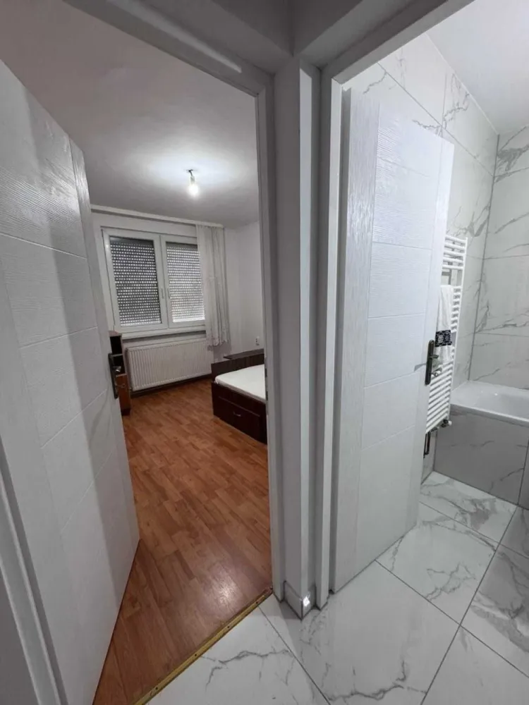 BRASADAS vinde ap 2 cam etaj 3/4 in Carpati 1. - Agenția imobiliara BRASADAS vinde apartament cu 2 camere, semidecomandat, etaj intermediar 3 din 4, cartier Carpați I, aleea Postavaru, renovat 2026, instalația electrică și sanitară noi, geamuri termopan cu jaluzele, ușă de intrare și uși interior noi, centrală termică, mobilat și utilat, cu mobilă de bucătărie nouă la comandă (2026). Ap este compus din bucătărie, living, dormitor, două holuri de trecere, două spații de depozitare și balcon de 5 mp.
Www.brasadas.com.