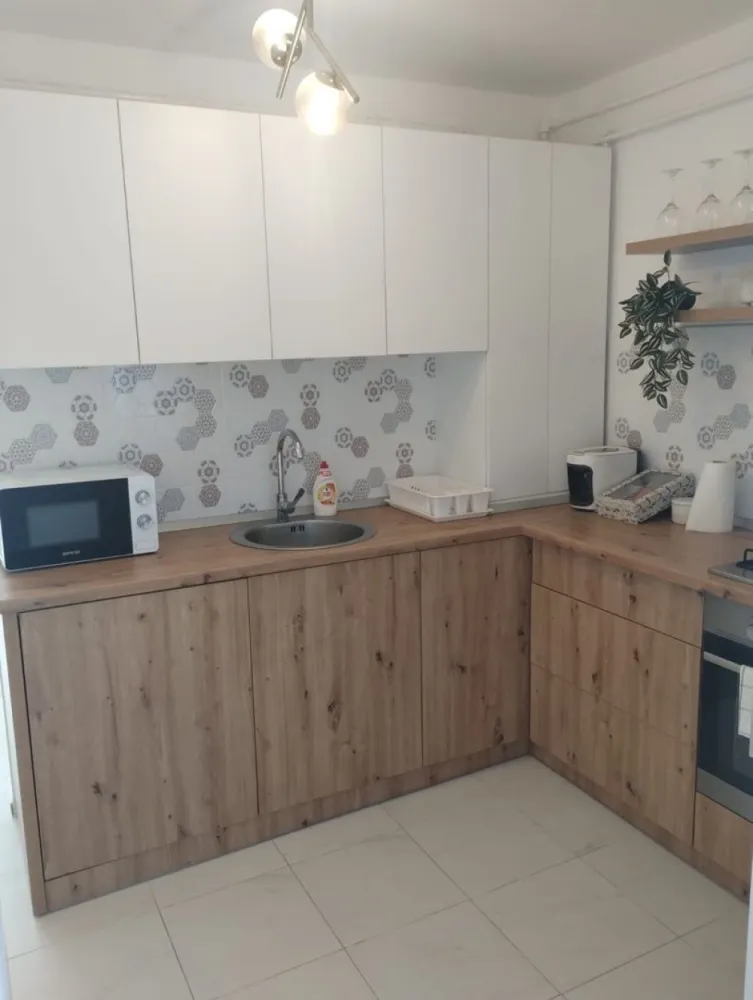 BRASADAS vinde ap 2 cam etaj 7/10 la Burdea - Agenția imobiliara BRASADAS vinde apartament cu 2 camere decomandat la Burdea in blocul cu 10 etaje.
Apartamentul este proaspat renovat, bucataria este marita cu balconul. Bucataria are mobila facuta la comanda si electrocasnice noi. Mobila noua in camere.
Instalatie de incalzire noua, centrala noua.
Apartamentul se afla la etajul 7/10 in bloc cu lift.
Se vinde mobilat, utilat. (in afara de tv, microunde si frigider) Sau la intelegere.

Blocul a fost izolat, acoperisul facut anul trecut.
Apartamentul are boxa beci.

Www.brasadas.com.