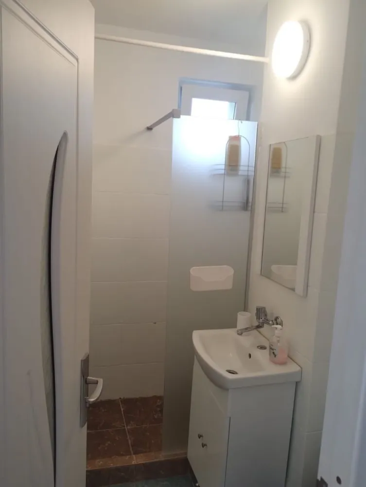 BRASADAS vinde ap 2 cam etaj 7/10 la Burdea - Agenția imobiliara BRASADAS vinde apartament cu 2 camere decomandat la Burdea in blocul cu 10 etaje.
Apartamentul este proaspat renovat, bucataria este marita cu balconul. Bucataria are mobila facuta la comanda si electrocasnice noi. Mobila noua in camere.
Instalatie de incalzire noua, centrala noua.
Apartamentul se afla la etajul 7/10 in bloc cu lift.
Se vinde mobilat, utilat. (in afara de tv, microunde si frigider) Sau la intelegere.

Blocul a fost izolat, acoperisul facut anul trecut.
Apartamentul are boxa beci.

Www.brasadas.com.