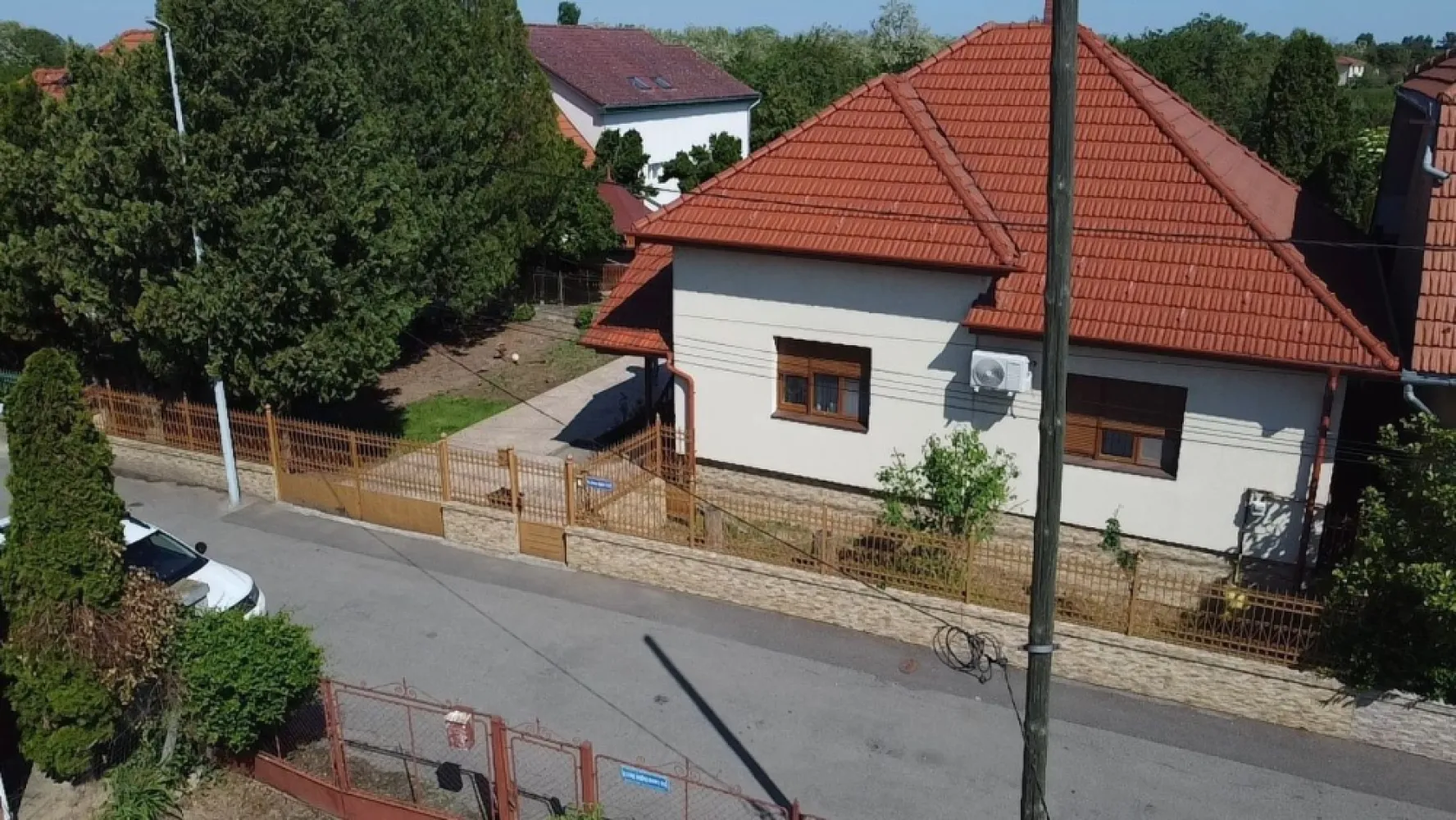 Oportunitate rara: Casa zona Titulescu cu teren generos 37.48 Ar - Oportunitate Rara: Casă cu Teren Generos (37 Ari) – Zona Titulescu, Satu Mare
​Vă prezentăm spre vânzare o proprietate deosebită situată într-una dintre cele mai căutate și liniștite zone din Satu Mare: Cartierul Titulescu. (Strada Siretului ) Această proprietate este ideală atât pentru o familie care își dorește spațiu și intimitate, cât și pentru o eventuală investiție imobiliară, având în vedere suprafața impresionantă a terenului.
​Detalii Principale:
​Suprafață Teren: 37 ari (3.700 mp) – un teren generos, rar întâlnit în această zonă, oferind multiple posibilități de amenajare (grădină, livadă sau chiar construcții suplimentare).
​Compartimentare Casă:
​2 Dormitoare spațioase și luminoase.
​Living primitor.
​Bucătărie practică.
​Baie complet utilată.
​Anexe și Facilități:
​Bucătărie de vară: Separată de corpul principal, ideală pentru sezonul cald sau activități gospodărești.
​Garaj: Spațiu sigur pentru autoturism și depozitare.
​Avantaje:
​ Locație Premium: Zona Titulescu oferă acces rapid către punctele de interes ale orașului, păstrând în același timp o atmosferă liniștită de "acasă".
Potențial Imens: Terenul de 37 de ari reprezintă un activ valoros, fiind perfect pentru cei care apreciază natura și spațiul liber în mediul urban.
Utilități complete: Proprietatea este racordată la rețelele de utilități.
​Pentru mai multe detalii și programarea unei vizionări, vă rugăm să ne contactați la numărul de telefon din anunt