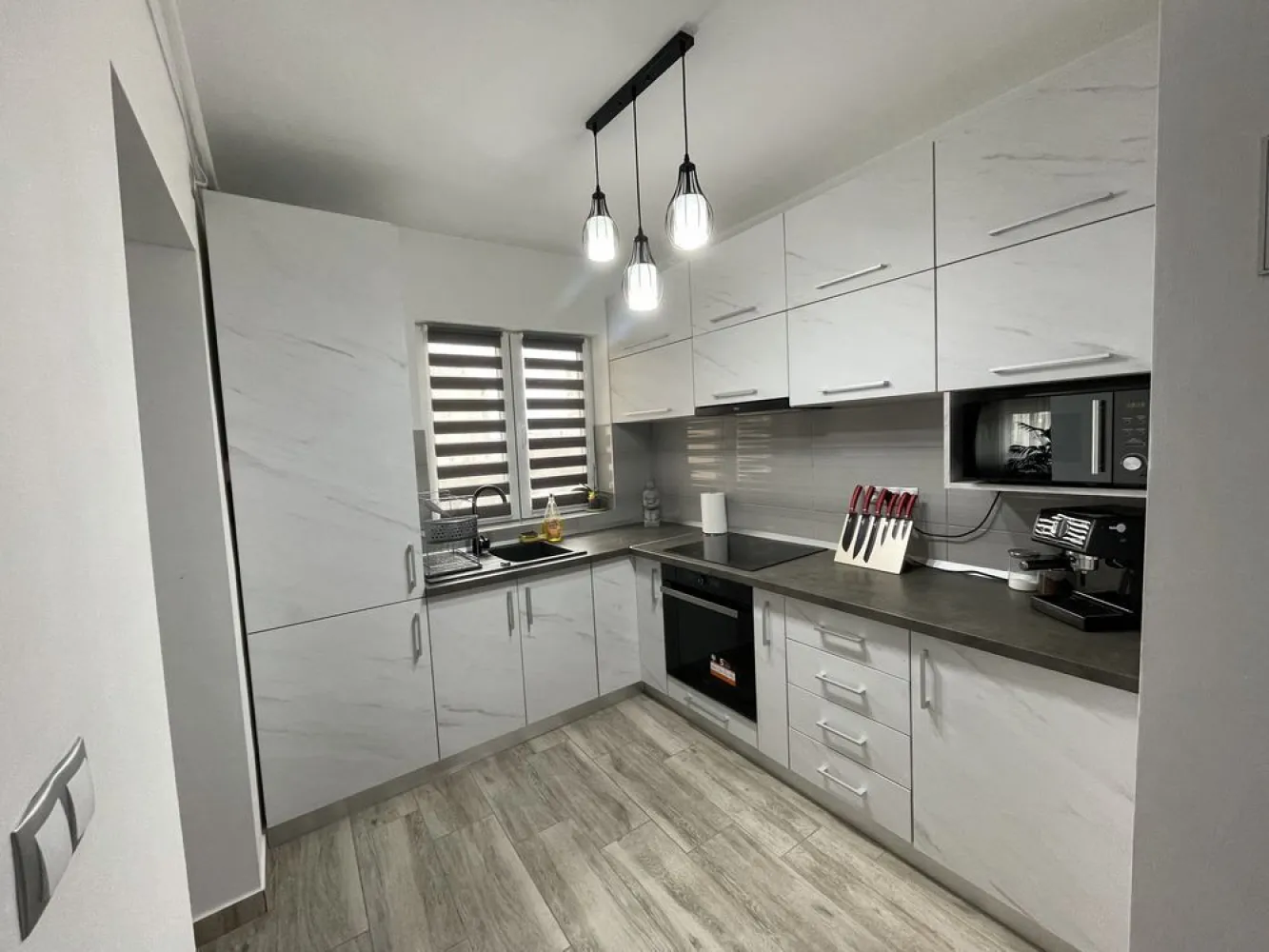 BRASADAS vinde ap 3 cam etaj 4/4 în Micro 15. - Agenția imobiliara BRASADAS vinde apartament cu 3 camere in Micro 15, situat la etajul 4/4, cu acoperis, avand o suprafata de 66mp, dispune de boxa(beci) si este compartimentat astfel:
2 dormitoare, living, bucatarie, baie si balcon. 

Apartamentul a fost renovat complet in anul 2022: 
Instalatia electrica, instalatia termica ppr cu calorifere si centrala termica Ferroli, termopane cu profil 6 camere four season cu plasa de insecte la toate geamurile, usi de termopan, sistem de aer conditionat.

Locuința se vinde complet mobilată și utilată, fiind ideală pentru mutare imediată.

Apartamentul este localizat in zona cu acces facil catre: magazine, scoala, gradinita, piata, spital, etc...

Www.brasadas.com.