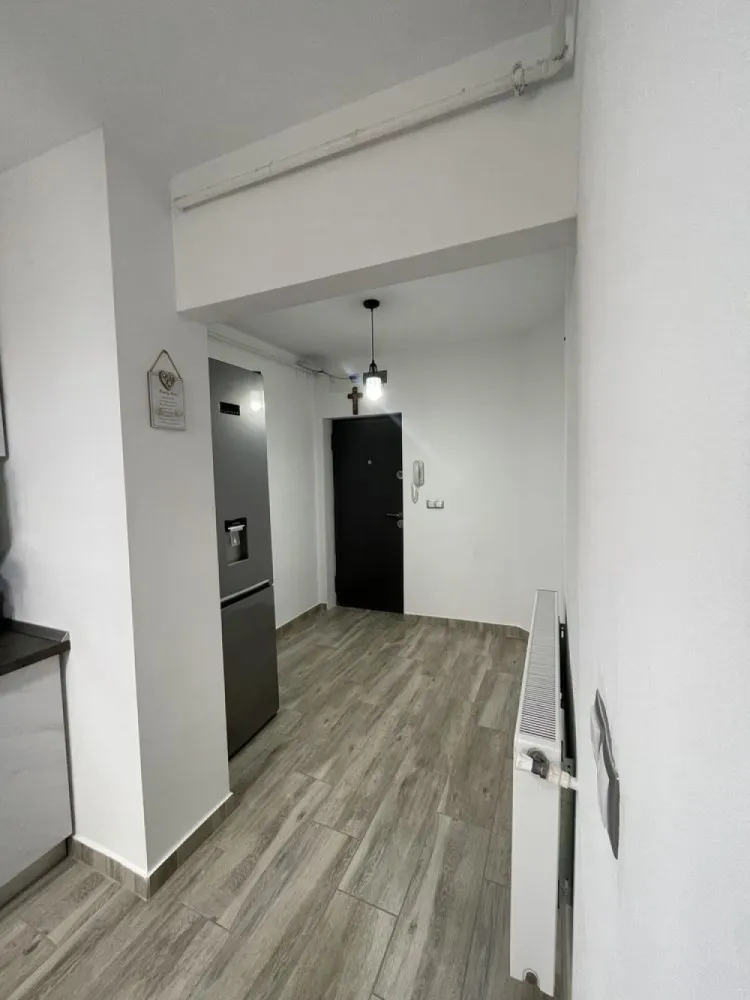 BRASADAS vinde ap 3 cam etaj 4/4 în Micro 15. - Agenția imobiliara BRASADAS vinde apartament cu 3 camere in Micro 15, situat la etajul 4/4, cu acoperis, avand o suprafata de 66mp, dispune de boxa(beci) si este compartimentat astfel:
2 dormitoare, living, bucatarie, baie si balcon. 

Apartamentul a fost renovat complet in anul 2022: 
Instalatia electrica, instalatia termica ppr cu calorifere si centrala termica Ferroli, termopane cu profil 6 camere four season cu plasa de insecte la toate geamurile, usi de termopan, sistem de aer conditionat.

Locuința se vinde complet mobilată și utilată, fiind ideală pentru mutare imediată.

Apartamentul este localizat in zona cu acces facil catre: magazine, scoala, gradinita, piata, spital, etc...

Www.brasadas.com.