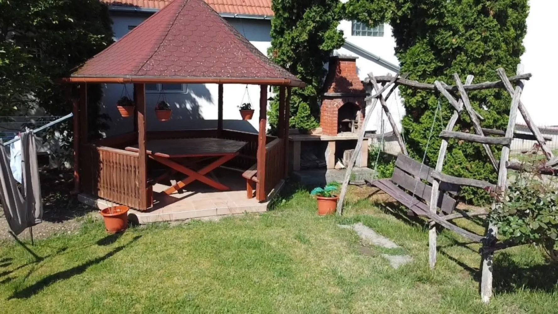 Oportunitate rara: Casa zona Titulescu cu teren generos 37.48 Ar - Oportunitate Rara: Casă cu Teren Generos (37 Ari) – Zona Titulescu, Satu Mare
​Vă prezentăm spre vânzare o proprietate deosebită situată într-una dintre cele mai căutate și liniștite zone din Satu Mare: Cartierul Titulescu. (Strada Siretului ) Această proprietate este ideală atât pentru o familie care își dorește spațiu și intimitate, cât și pentru o eventuală investiție imobiliară, având în vedere suprafața impresionantă a terenului.
​Detalii Principale:
​Suprafață Teren: 37 ari (3.700 mp) – un teren generos, rar întâlnit în această zonă, oferind multiple posibilități de amenajare (grădină, livadă sau chiar construcții suplimentare).
​Compartimentare Casă:
​2 Dormitoare spațioase și luminoase.
​Living primitor.
​Bucătărie practică.
​Baie complet utilată.
​Anexe și Facilități:
​Bucătărie de vară: Separată de corpul principal, ideală pentru sezonul cald sau activități gospodărești.
​Garaj: Spațiu sigur pentru autoturism și depozitare.
​Avantaje:
​ Locație Premium: Zona Titulescu oferă acces rapid către punctele de interes ale orașului, păstrând în același timp o atmosferă liniștită de "acasă".
Potențial Imens: Terenul de 37 de ari reprezintă un activ valoros, fiind perfect pentru cei care apreciază natura și spațiul liber în mediul urban.
Utilități complete: Proprietatea este racordată la rețelele de utilități.
​Pentru mai multe detalii și programarea unei vizionări, vă rugăm să ne contactați la numărul de telefon din anunt