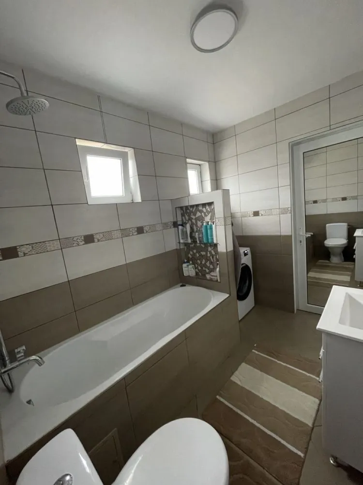BRASADAS vinde ap 3 cam etaj 4/4 în Micro 15. - Agenția imobiliara BRASADAS vinde apartament cu 3 camere in Micro 15, situat la etajul 4/4, cu acoperis, avand o suprafata de 66mp, dispune de boxa(beci) si este compartimentat astfel:
2 dormitoare, living, bucatarie, baie si balcon. 

Apartamentul a fost renovat complet in anul 2022: 
Instalatia electrica, instalatia termica ppr cu calorifere si centrala termica Ferroli, termopane cu profil 6 camere four season cu plasa de insecte la toate geamurile, usi de termopan, sistem de aer conditionat.

Locuința se vinde complet mobilată și utilată, fiind ideală pentru mutare imediată.

Apartamentul este localizat in zona cu acces facil catre: magazine, scoala, gradinita, piata, spital, etc...

Www.brasadas.com.