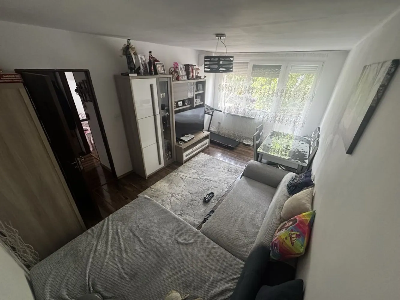 De vanzare Apartament Alea clabucet ej 3 - Carpați 1 Alea Clăbucet 

Proprietatea are o suprafață de 55 metri pătrați și include trei camere, o bucătărie separată, baie cu finisaje de calitate și un balcon. Pardoselile din lemn și tâmplăria albă creează un ambient plăcut și luminos. Apartamentul se află la etajul trei într-un bloc construit între 1977 și 1990, în zona urbană. Fereastrele oferă vedere spre o grădină verde, iar lumină naturală pătrunde pe tot parcursul zilei.

Locuința este aproape de diverse facilități, precum Scoala, Grădinița ,Peny Lidel restaurante, accesibile în câteva 2 minute În apropiere se află parcuri. Școala este la distanță mică, iar centrele medicale și farmaciile sunt ușor de ajuns. Transportul public este bine dezvoltat, cu stații de autobuz în apropiere.
Dotări 
Aier condiționat 
Izolat exterior 
Jaluzele și plasă insecte 
Instalație electrică nouă 
Mobilă Bucătărie făcută la comandă 
Clasa energetică este clasa A
Și loc de parcare rezervat 

Dacă această proprietate te interesează, programează o vizionare pentru a o vedea personal și pentru a descoperi avantajele ei.