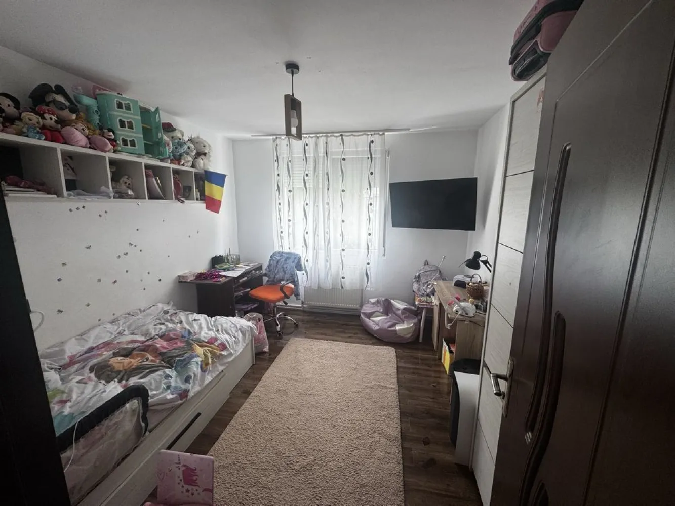 De vanzare Apartament Alea clabucet ej 3 - Carpați 1 Alea Clăbucet 

Proprietatea are o suprafață de 55 metri pătrați și include trei camere, o bucătărie separată, baie cu finisaje de calitate și un balcon. Pardoselile din lemn și tâmplăria albă creează un ambient plăcut și luminos. Apartamentul se află la etajul trei într-un bloc construit între 1977 și 1990, în zona urbană. Fereastrele oferă vedere spre o grădină verde, iar lumină naturală pătrunde pe tot parcursul zilei.

Locuința este aproape de diverse facilități, precum Scoala, Grădinița ,Peny Lidel restaurante, accesibile în câteva 2 minute În apropiere se află parcuri. Școala este la distanță mică, iar centrele medicale și farmaciile sunt ușor de ajuns. Transportul public este bine dezvoltat, cu stații de autobuz în apropiere.
Dotări 
Aier condiționat 
Izolat exterior 
Jaluzele și plasă insecte 
Instalație electrică nouă 
Mobilă Bucătărie făcută la comandă 
Clasa energetică este clasa A
Și loc de parcare rezervat 

Dacă această proprietate te interesează, programează o vizionare pentru a o vedea personal și pentru a descoperi avantajele ei.