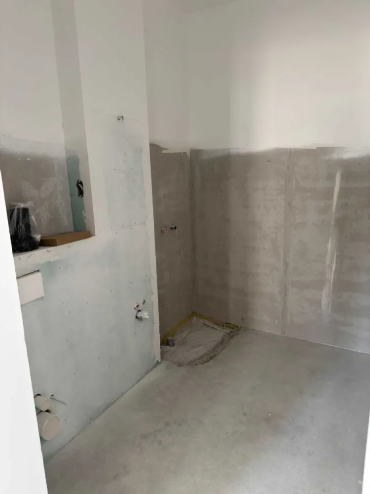 BRASADAS vinde ap 3 cam Careiului Nou 71MP. - Agenția imobiliara BRASADAS vinde apartament NOU semi-finisat, în Satu Mare, drumul Careiului.

Suprafață utilă: 71 Mp.

Balconul este gratuit
Loc de parcare inclus în preț

Încălzire în pardoseală / centrală proprie de la Ferolli

Clădire nouă, structură din beton armat, caramidă evoceramic 29 , tencuiala, 3 straturi de glet si zugravit in alb, instalații electrice, instalații sanitare.

Izolație termică de 15 cm

Predare: 2026, August

Locație:
Zona liniștită, cu acces de pe Drumul Careiului – Satu Mare, in apropiere de ATAC, Dedeman și KFC, cu acces facil către magazine, restaurante, spitale și transport public.

Www.brasadas.com.