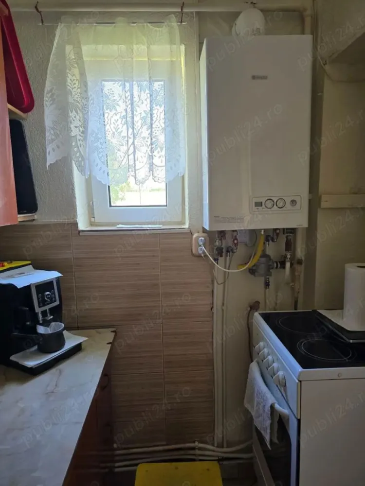 BRASADAS vinde garsoniera la Parter pe Ostrovului. - Agenția imobiliara BRASADAS vinde garsoniera situata la PARTER pe Ostrovului. 
Dependințe: 1 camera, 1 baie, 1 bucătărie, 1 hol si 1 balcon, 21,40 mp.
Baie proaspăt renovata, centrală nouă pe gaz.