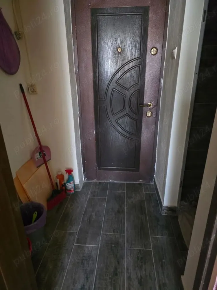 BRASADAS vinde garsoniera la Parter pe Ostrovului. - Agenția imobiliara BRASADAS vinde garsoniera situata la PARTER pe Ostrovului. 
Dependințe: 1 camera, 1 baie, 1 bucătărie, 1 hol si 1 balcon, 21,40 mp.
Baie proaspăt renovata, centrală nouă pe gaz.