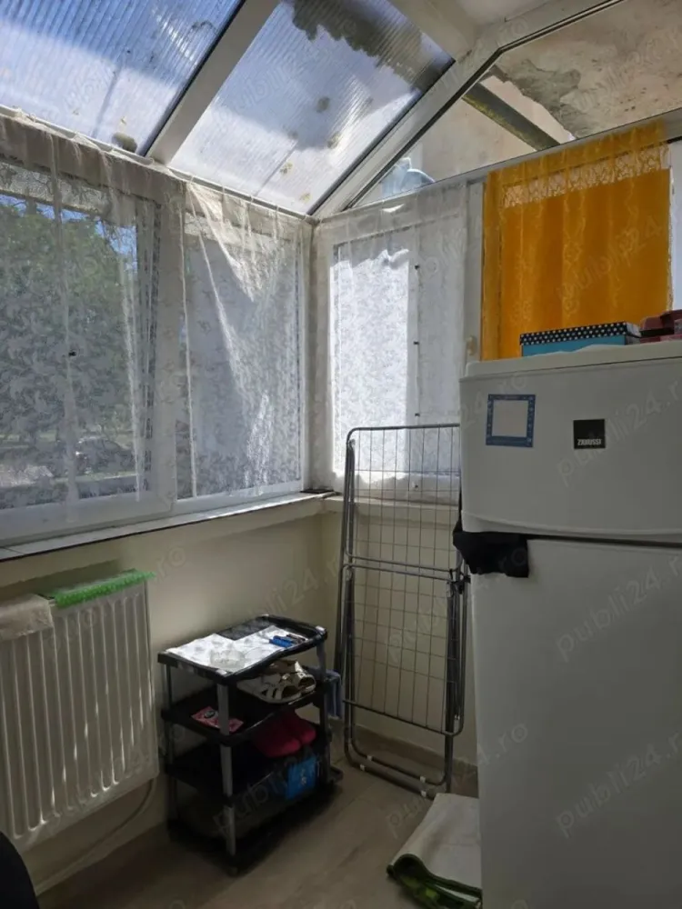 BRASADAS vinde garsoniera la Parter pe Ostrovului. - Agenția imobiliara BRASADAS vinde garsoniera situata la PARTER pe Ostrovului. 
Dependințe: 1 camera, 1 baie, 1 bucătărie, 1 hol si 1 balcon, 21,40 mp.
Baie proaspăt renovata, centrală nouă pe gaz.
